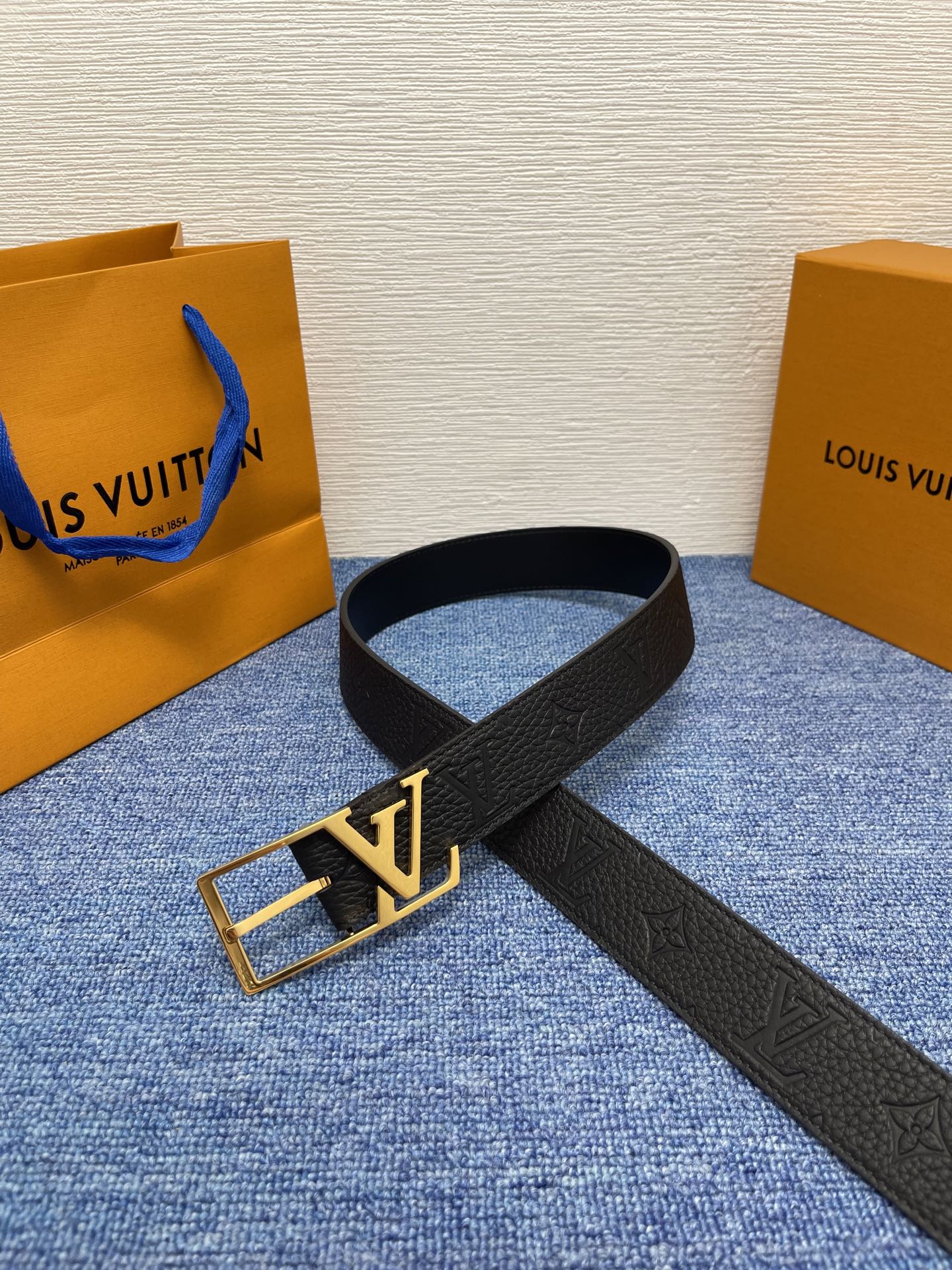 
【LOUIS VUITTON驴牌】：经典原单品质，新款荔枝纹原版平纹底，搭配原单精品针扣，精工制作，细