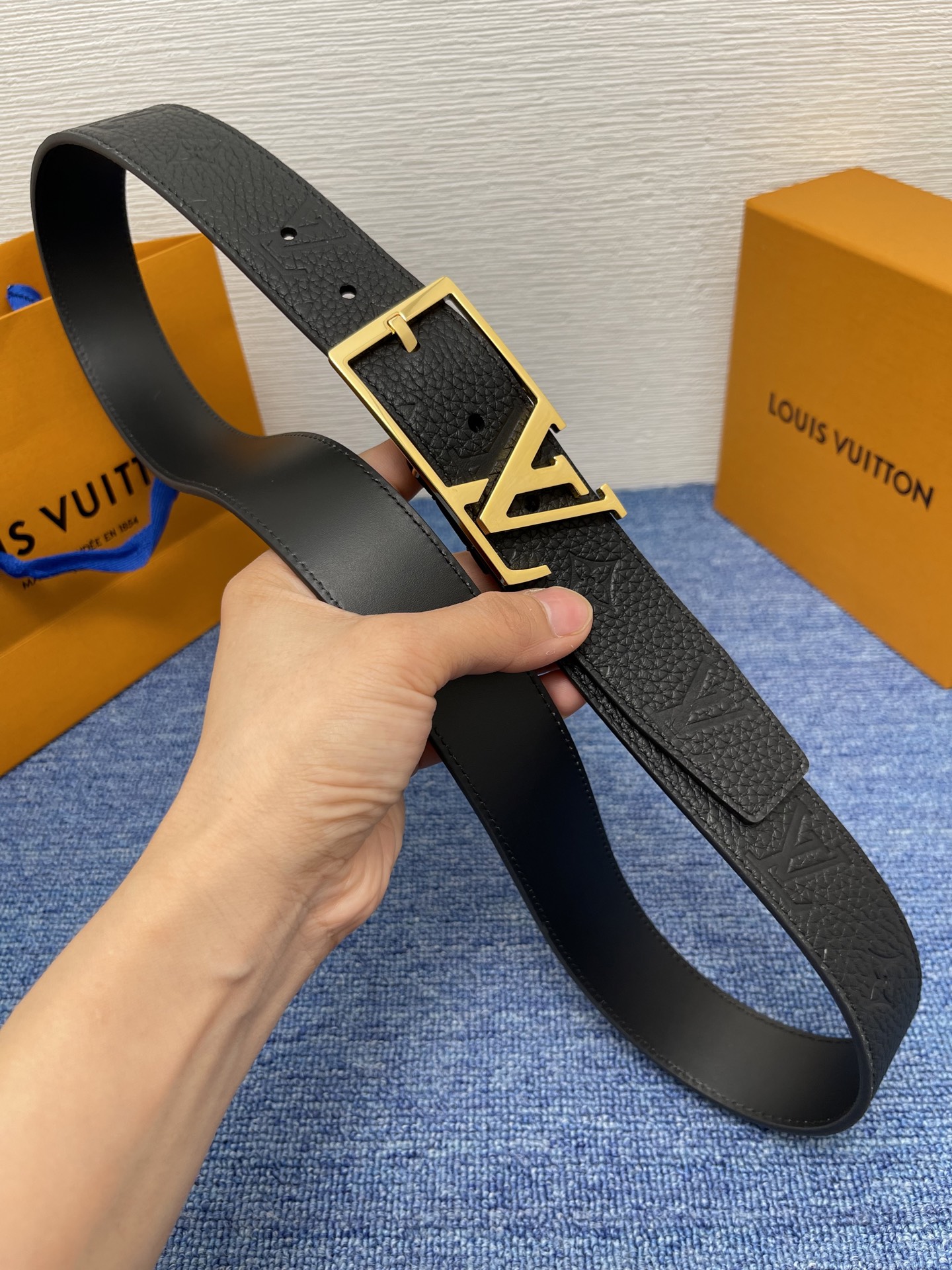 
【LOUIS VUITTON驴牌】：经典原单品质，新款荔枝纹原版平纹底，搭配原单精品针扣，精工制作，细