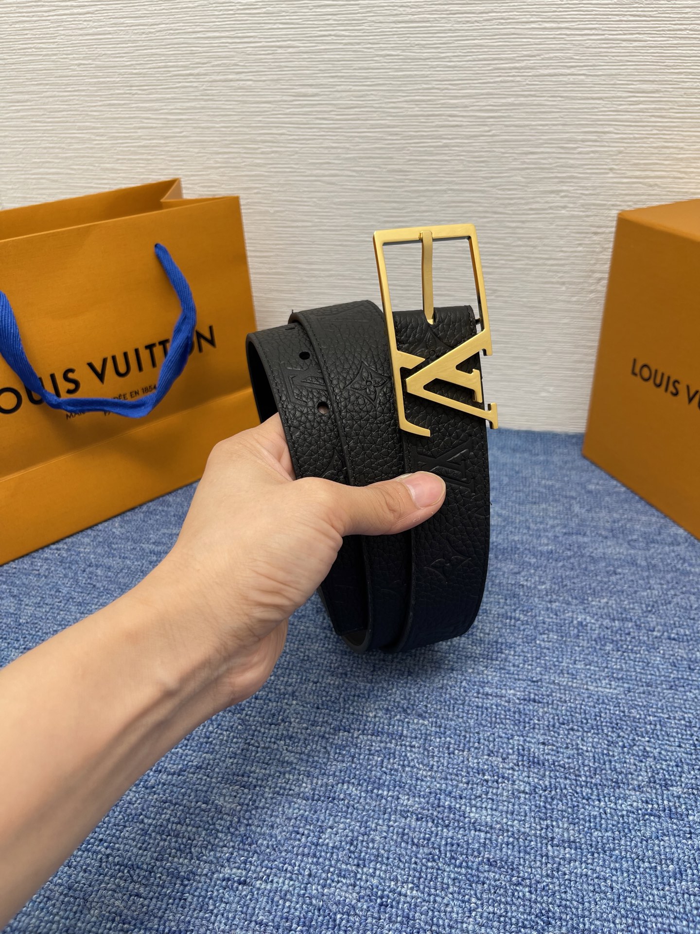 
【LOUIS VUITTON驴牌】：经典原单品质，新款荔枝纹原版平纹底，搭配原单精品针扣，精工制作，细