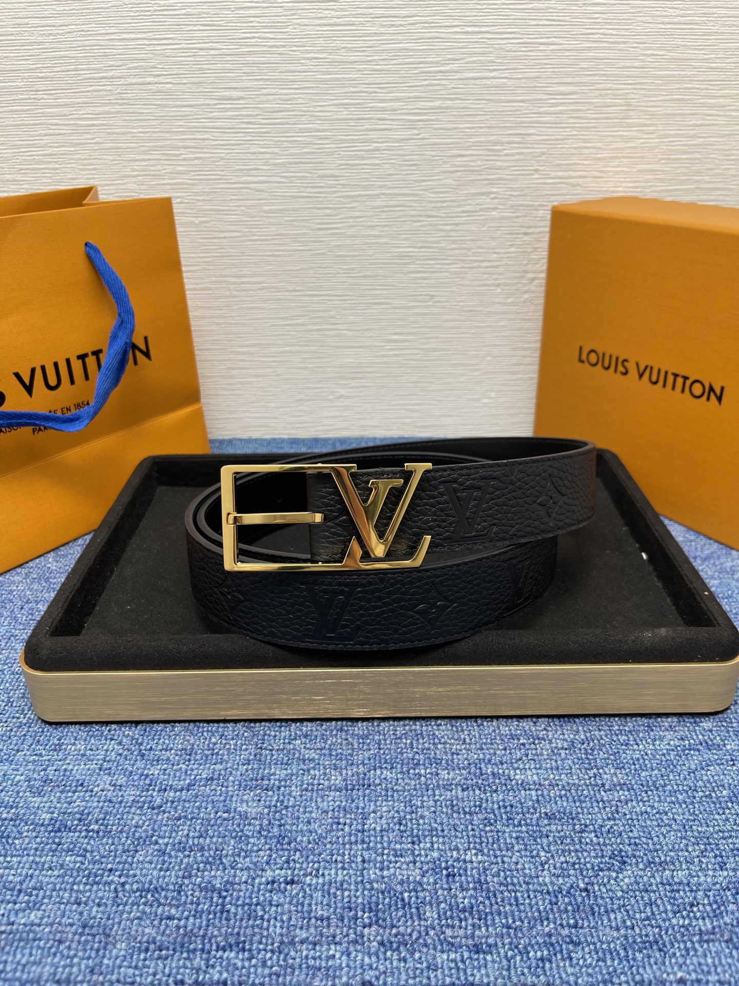 
【LOUIS VUITTON驴牌】：经典原单品质，新款荔枝纹原版平纹底，搭配原单精品针扣，精工制作，细