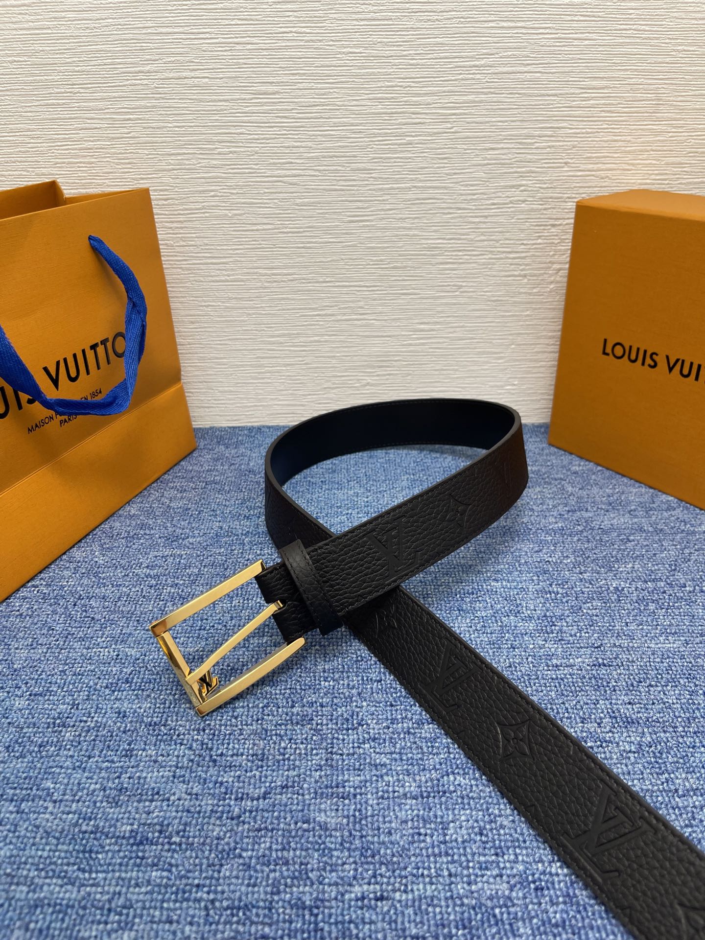 
【LOUIS VUITTON驴牌】：经典原单品质，新款荔枝纹原版平纹底，搭配原单精品针扣，精工制作，细