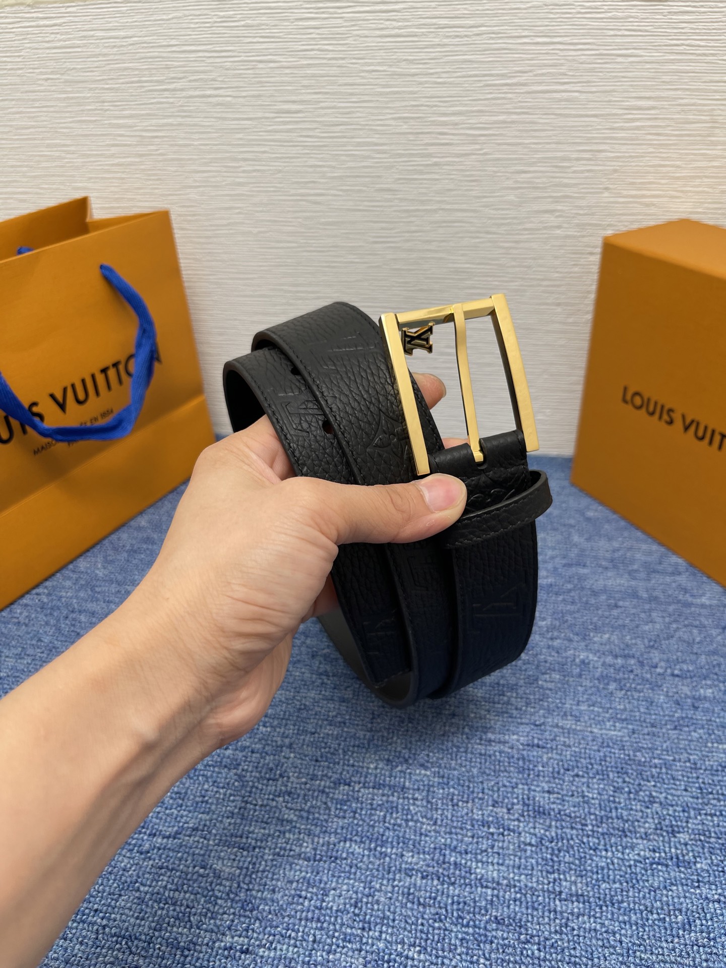 
【LOUIS VUITTON驴牌】：经典原单品质，新款荔枝纹原版平纹底，搭配原单精品针扣，精工制作，细