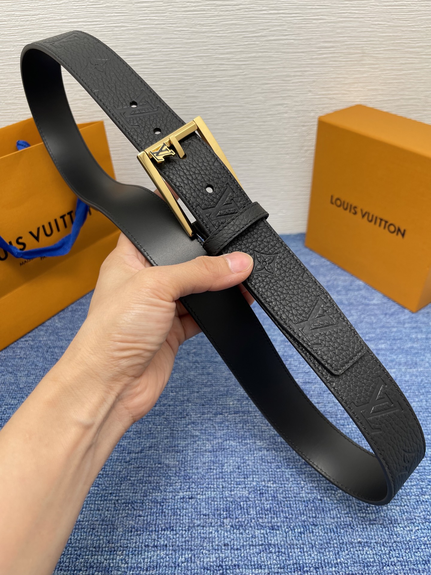 
【LOUIS VUITTON驴牌】：经典原单品质，新款荔枝纹原版平纹底，搭配原单精品针扣，精工制作，细