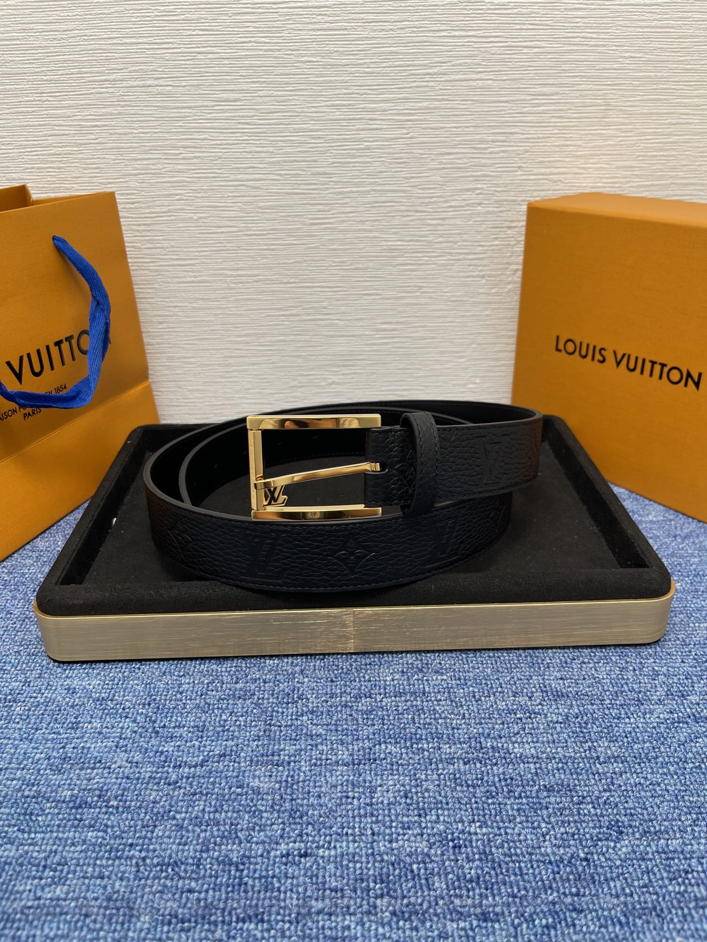 
【LOUIS VUITTON驴牌】：经典原单品质，新款荔枝纹原版平纹底，搭配原单精品针扣，精工制作，细
