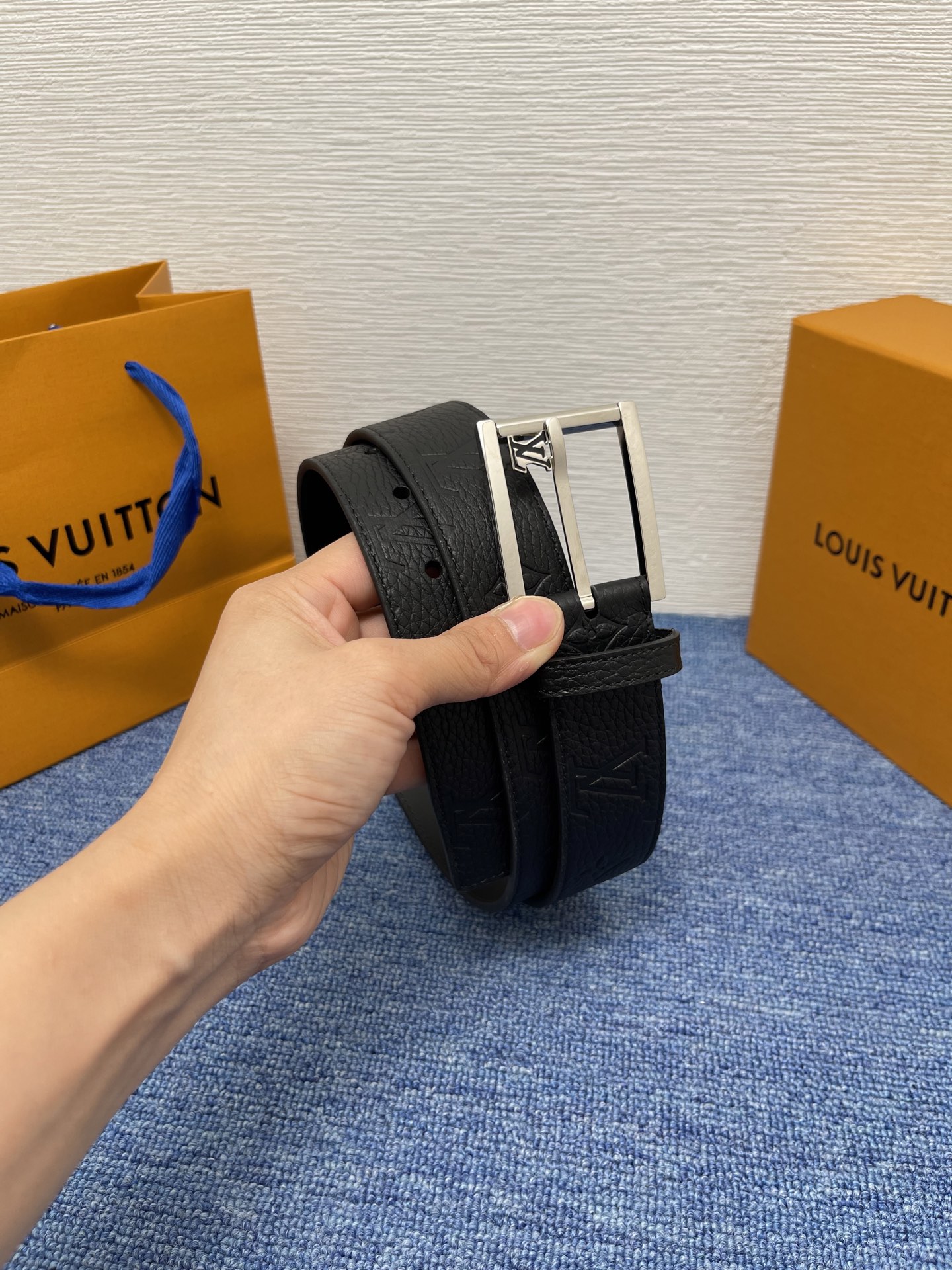 
【LOUIS VUITTON驴牌】：经典原单品质，新款荔枝纹原版平纹底，搭配原单精品针扣，精工制作，细