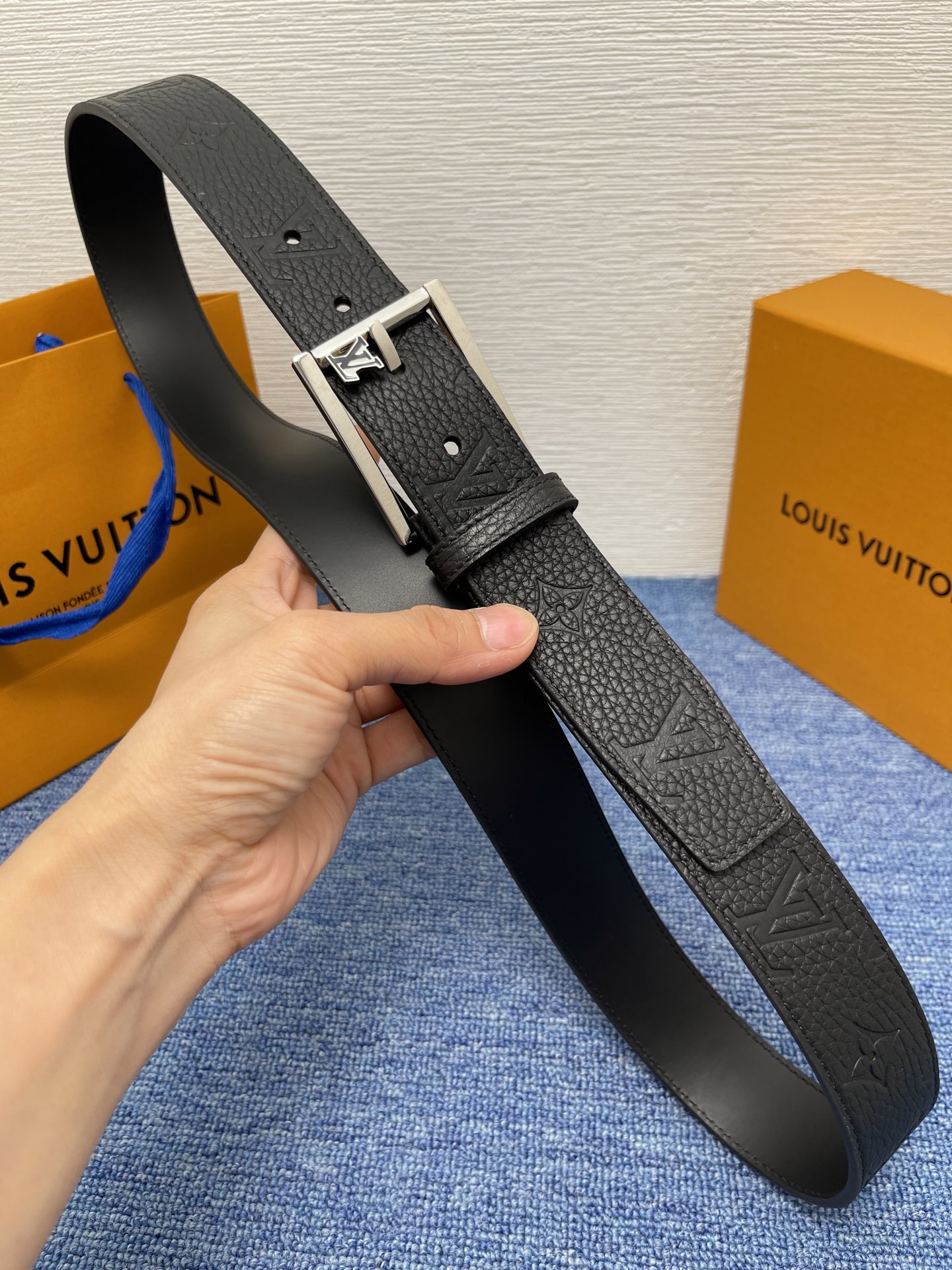 
【LOUIS VUITTON驴牌】：经典原单品质，新款荔枝纹原版平纹底，搭配原单精品针扣，精工制作，细