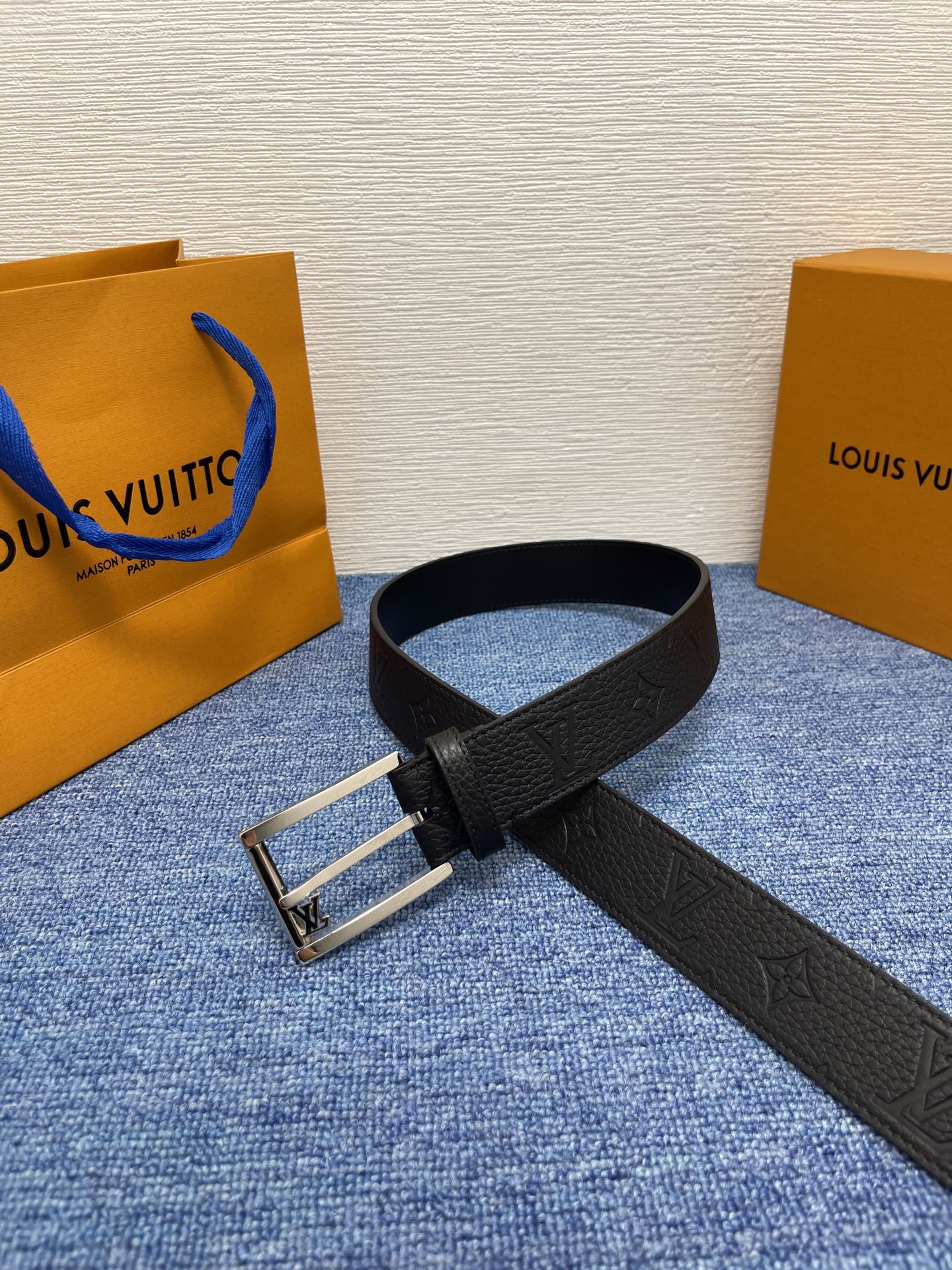 
【LOUIS VUITTON驴牌】：经典原单品质，新款荔枝纹原版平纹底，搭配原单精品针扣，精工制作，细
