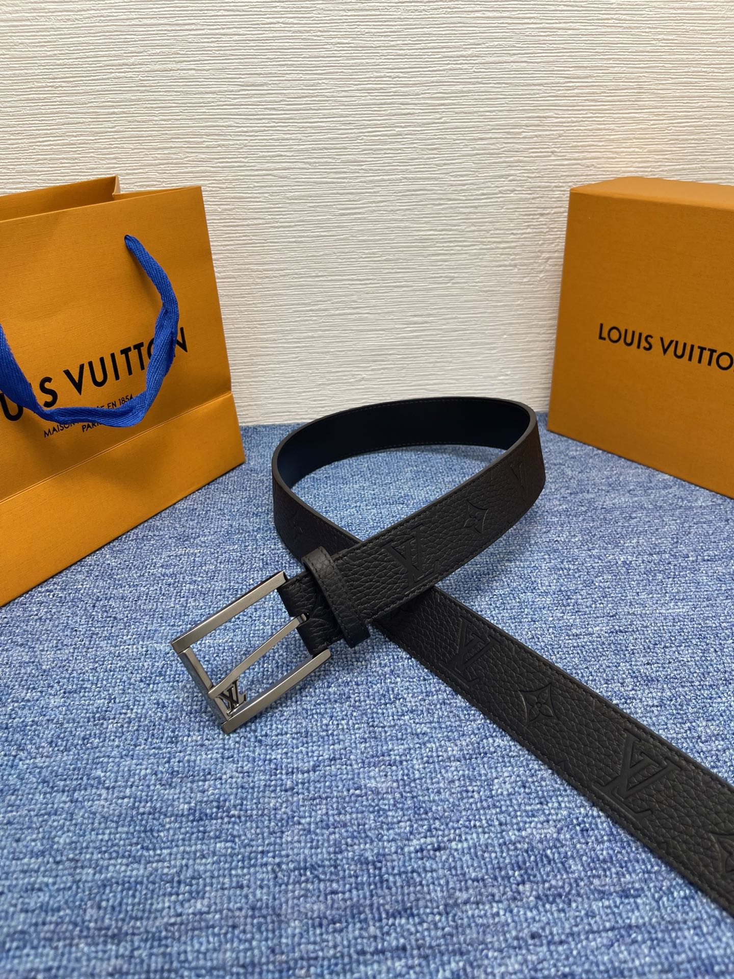 
【LOUIS VUITTON驴牌】：经典原单品质，新款荔枝纹原版平纹底，搭配原单精品针扣，精工制作，细