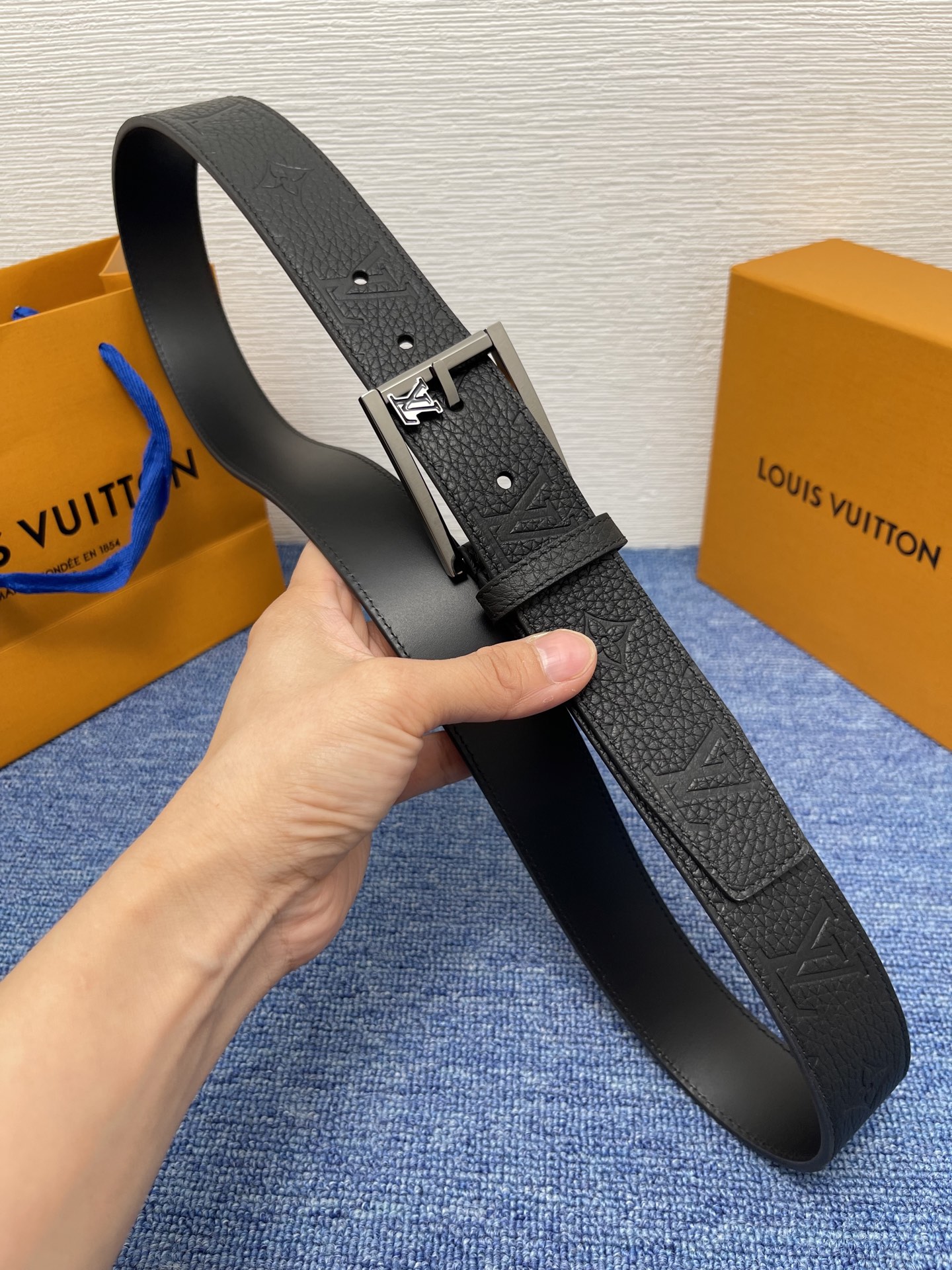 
【LOUIS VUITTON驴牌】：经典原单品质，新款荔枝纹原版平纹底，搭配原单精品针扣，精工制作，细