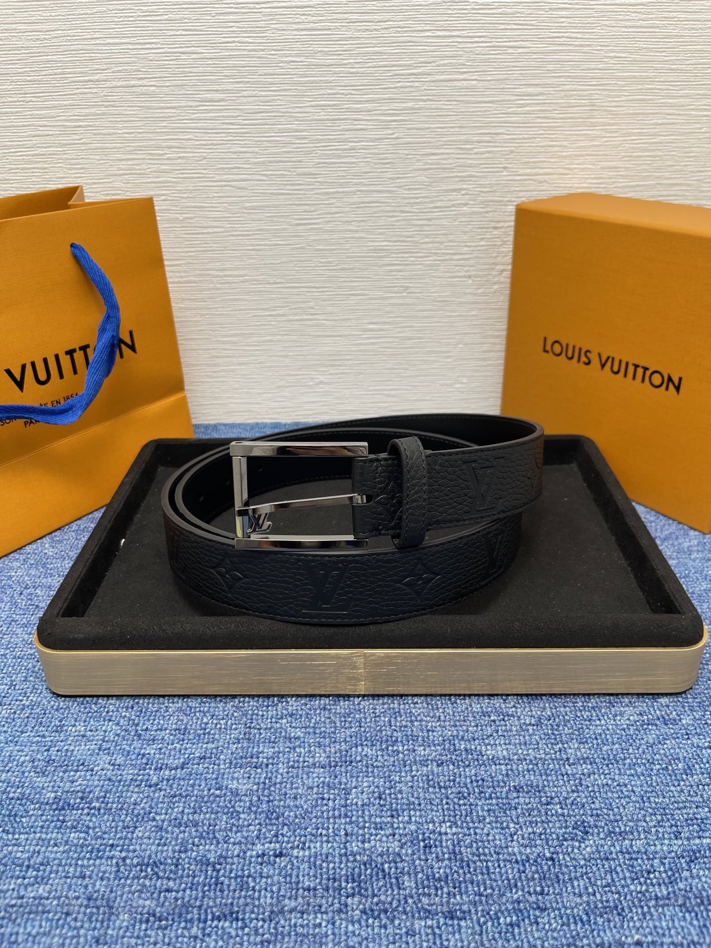 
【LOUIS VUITTON驴牌】：经典原单品质，新款荔枝纹原版平纹底，搭配原单精品针扣，精工制作，细