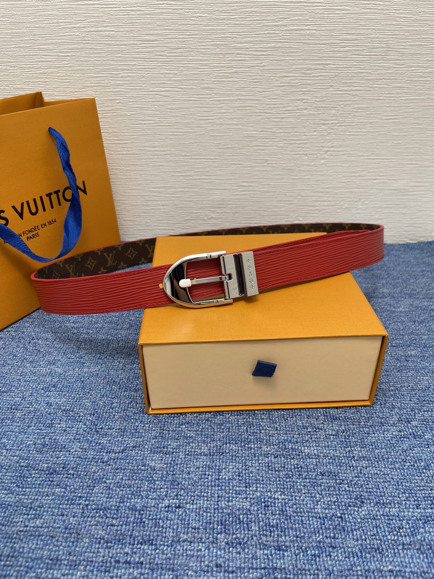 
【LOUIS VUITTON驴牌】：经典原单品质，新款搭配原单精品针扣，精工制作，细节看图，实物拍摄，