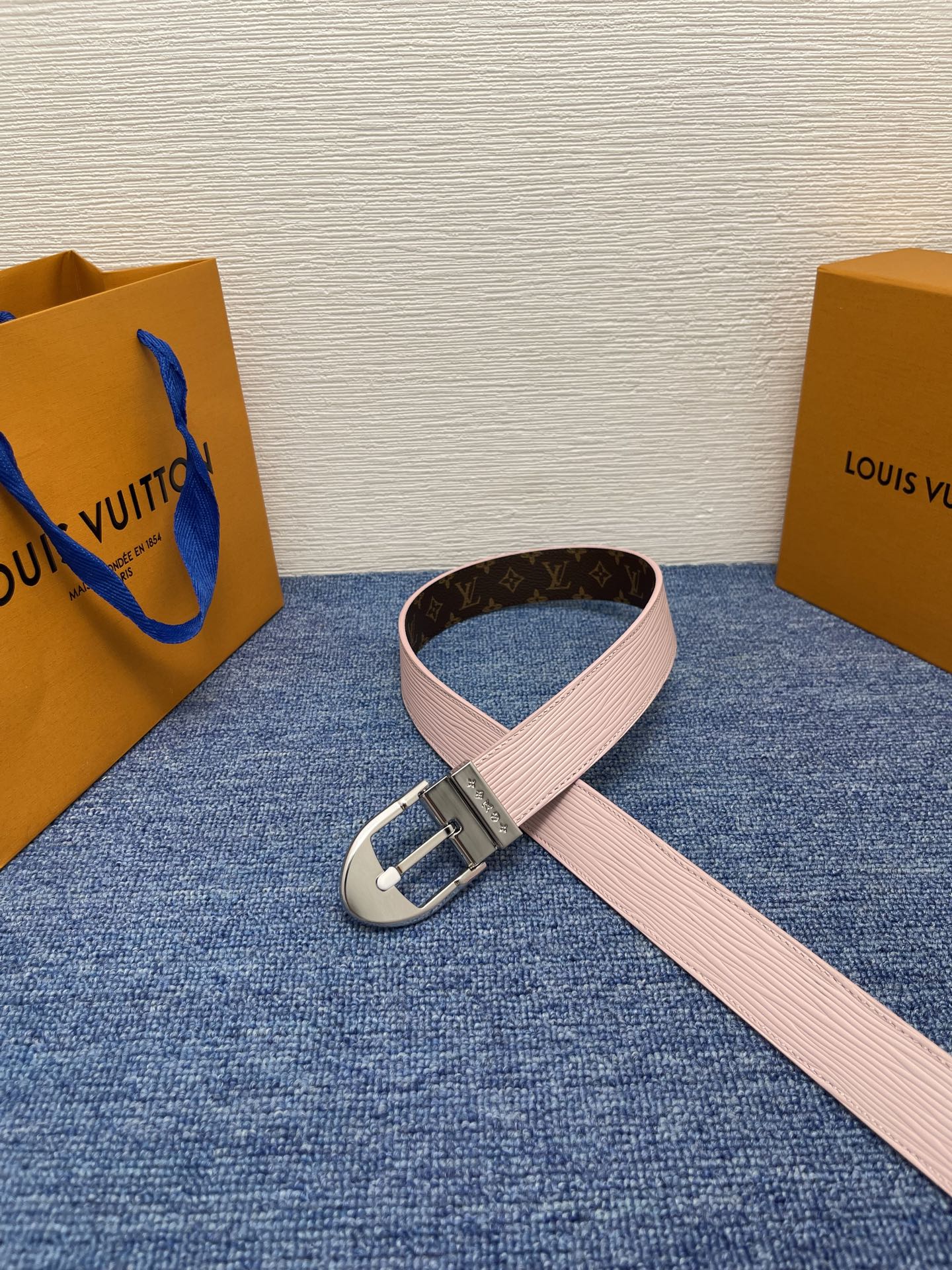 
【LOUIS VUITTON驴牌】：经典原单品质，新款搭配原单精品针扣，精工制作，细节看图，实物拍摄，