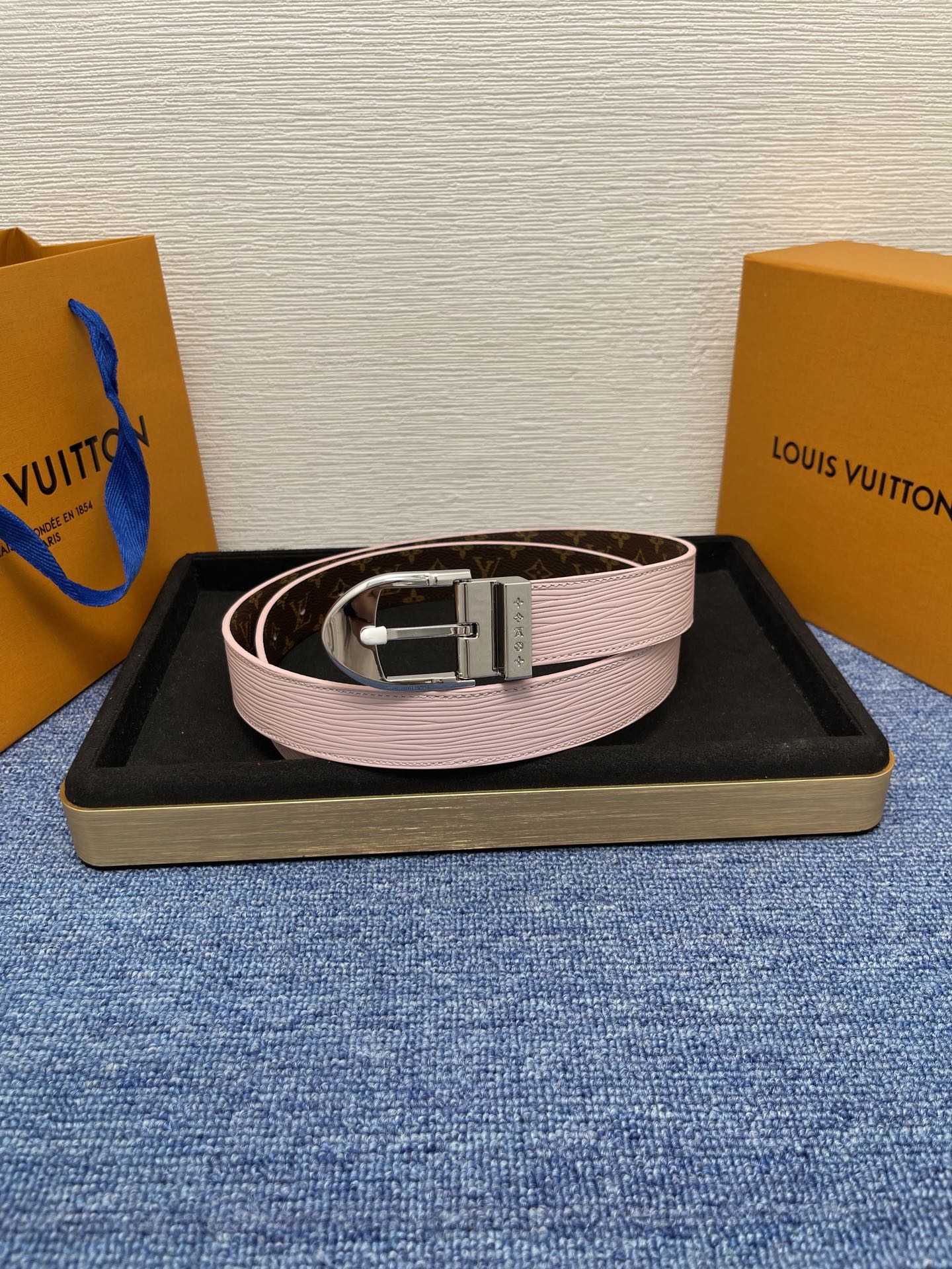 
【LOUIS VUITTON驴牌】：经典原单品质，新款搭配原单精品针扣，精工制作，细节看图，实物拍摄，