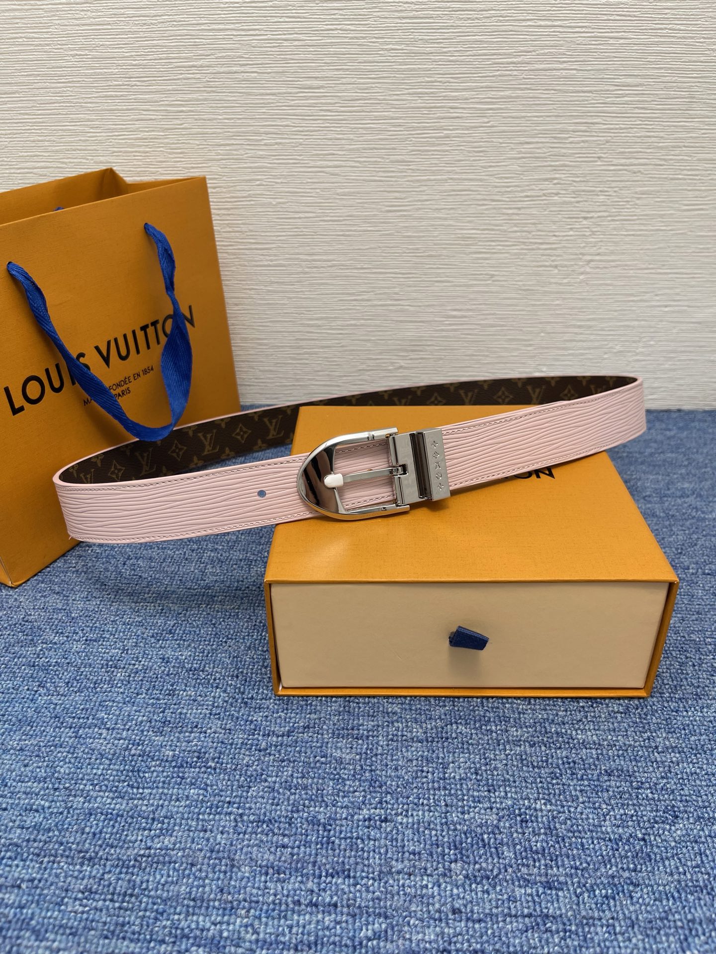 
【LOUIS VUITTON驴牌】：经典原单品质，新款搭配原单精品针扣，精工制作，细节看图，实物拍摄，