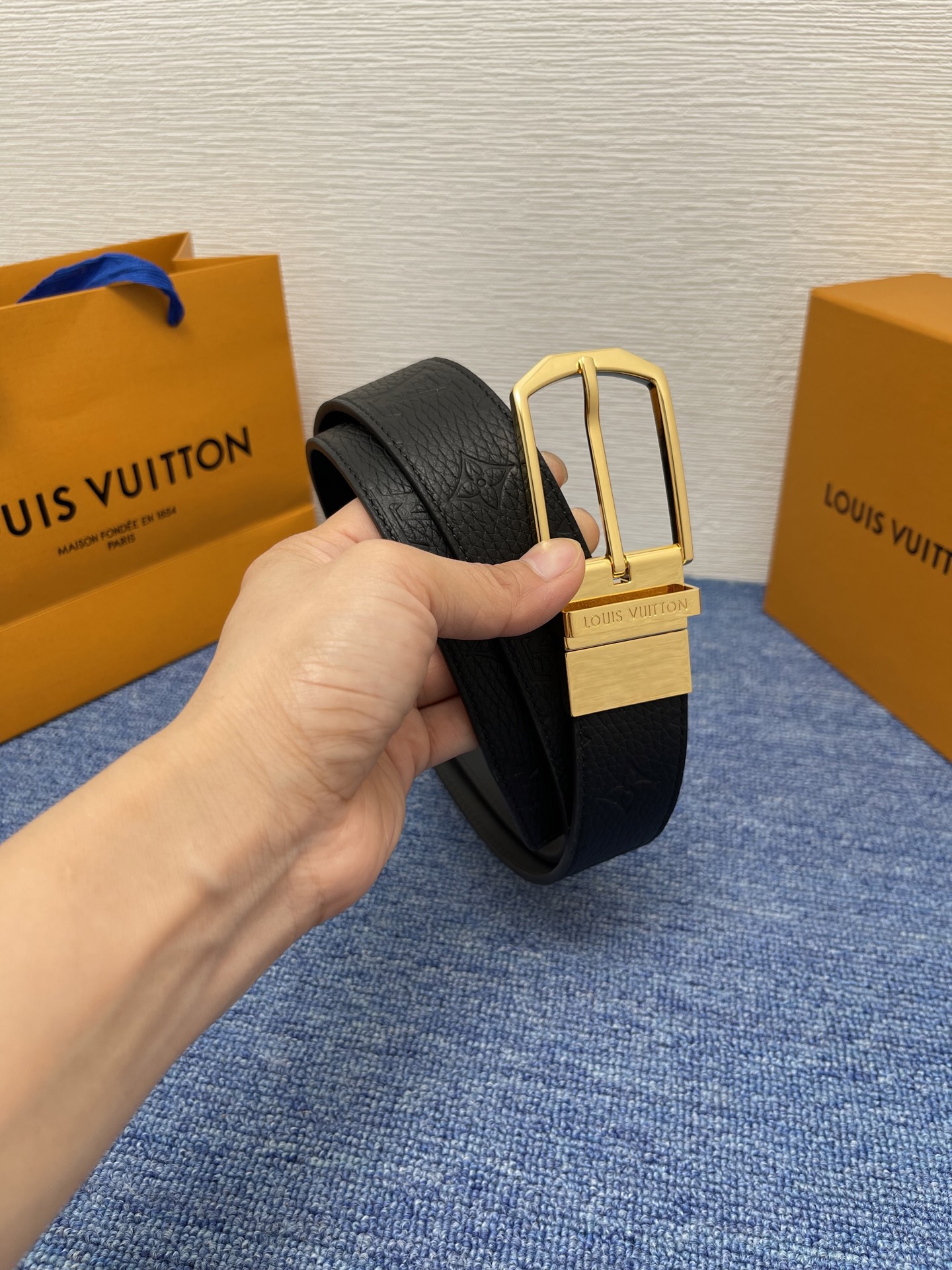 
【LOUIS VUITTON驴牌】：经典原单品质，新款荔枝纹原版平纹底，搭配原单精品针扣，精工制作，细