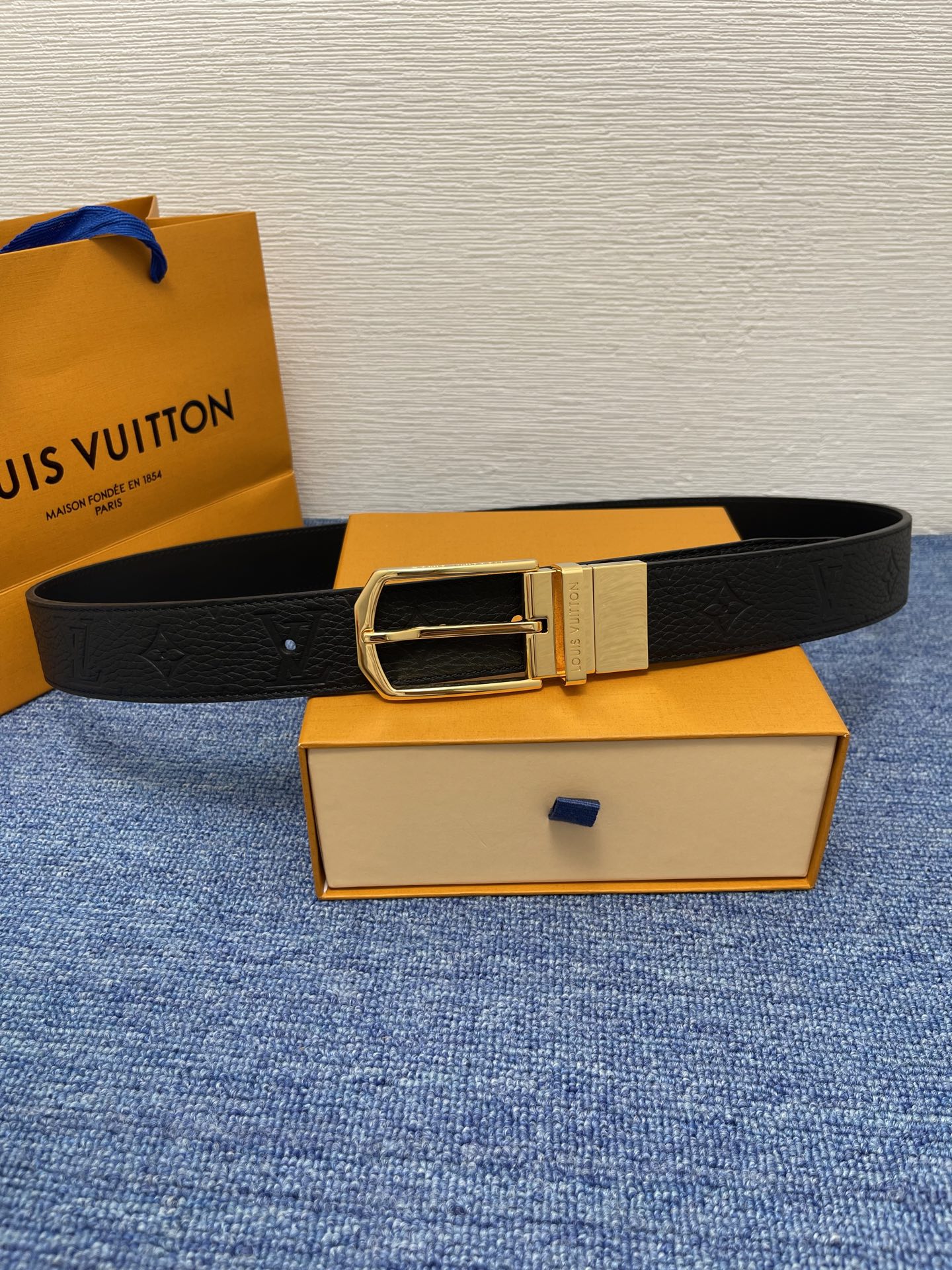 
【LOUIS VUITTON驴牌】：经典原单品质，新款荔枝纹原版平纹底，搭配原单精品针扣，精工制作，细