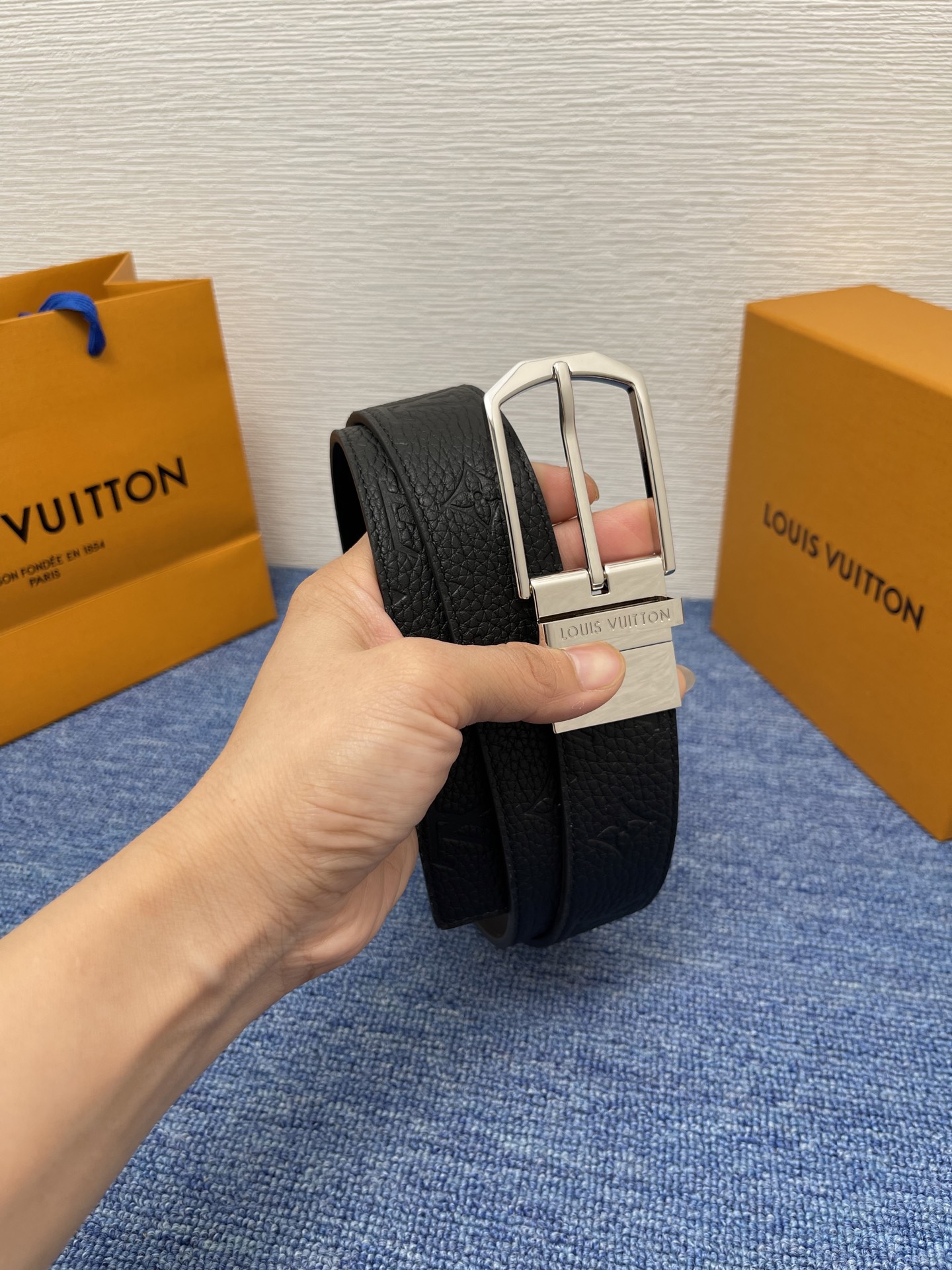 
【LOUIS VUITTON驴牌】：经典原单品质，新款荔枝纹原版平纹底，搭配原单精品针扣，精工制作，细