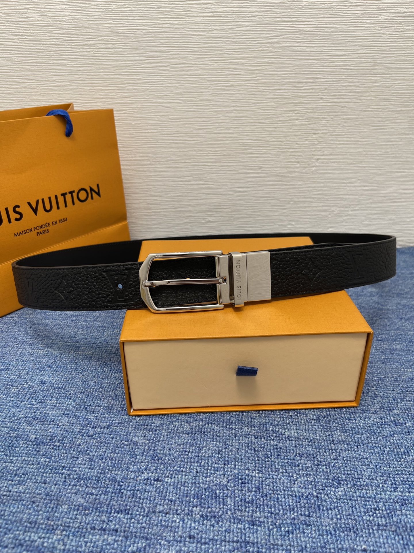 
【LOUIS VUITTON驴牌】：经典原单品质，新款荔枝纹原版平纹底，搭配原单精品针扣，精工制作，细