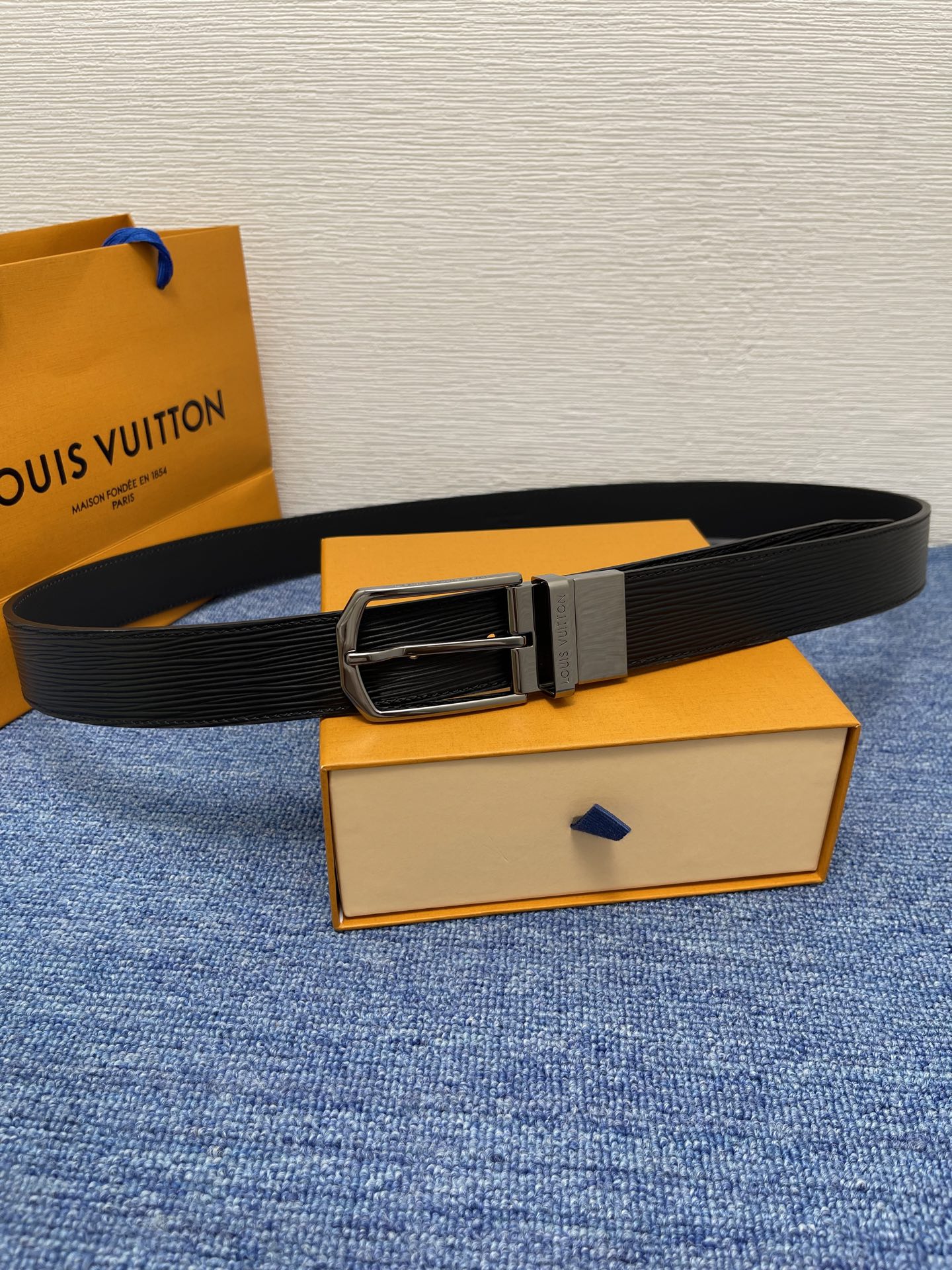 
【LOUIS VUITTON驴牌】：经典原单品质，搭配原单精品针扣，精工制作，细节看图，实物拍摄，高端