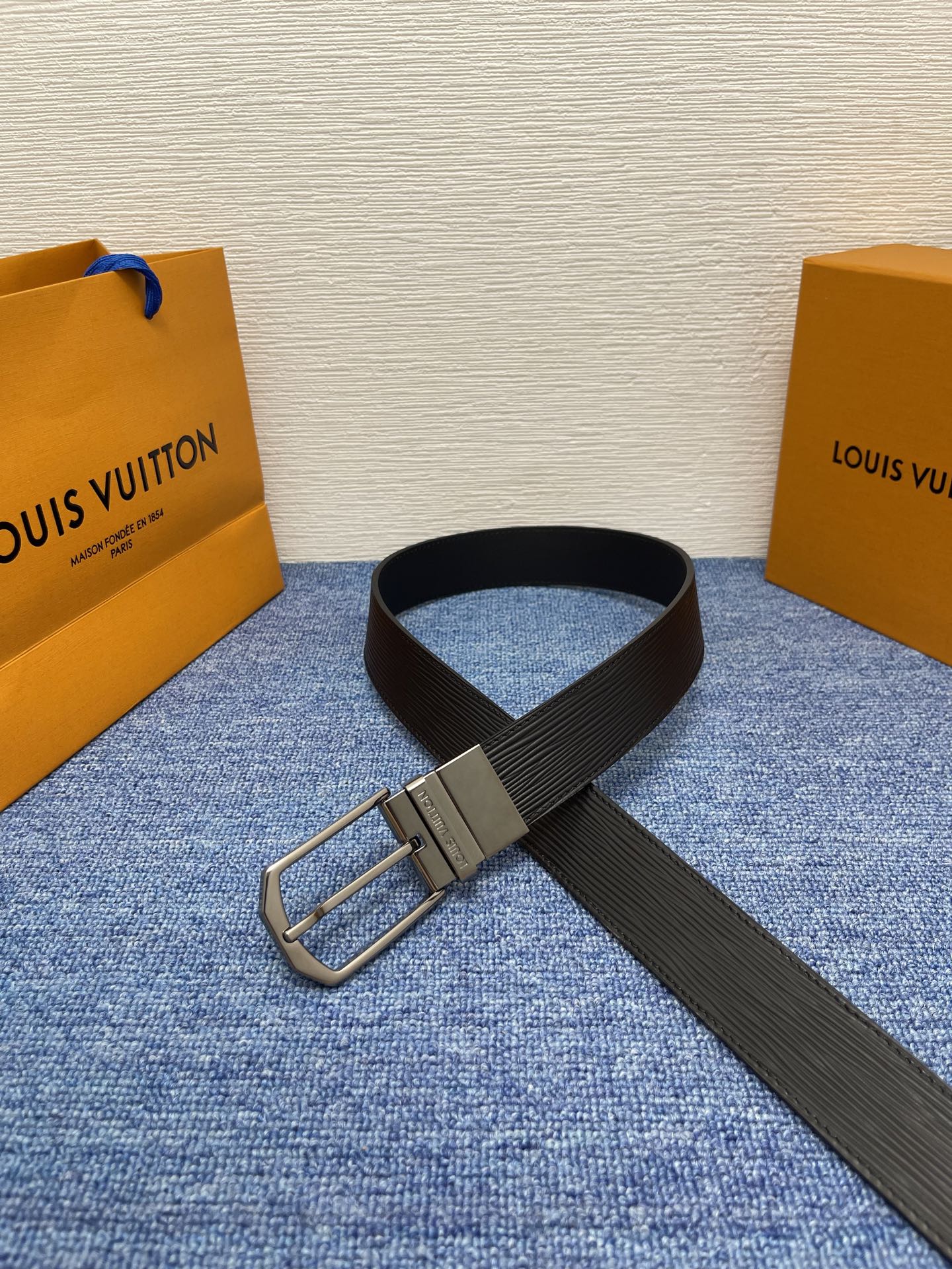 
【LOUIS VUITTON驴牌】：经典原单品质，搭配原单精品针扣，精工制作，细节看图，实物拍摄，高端