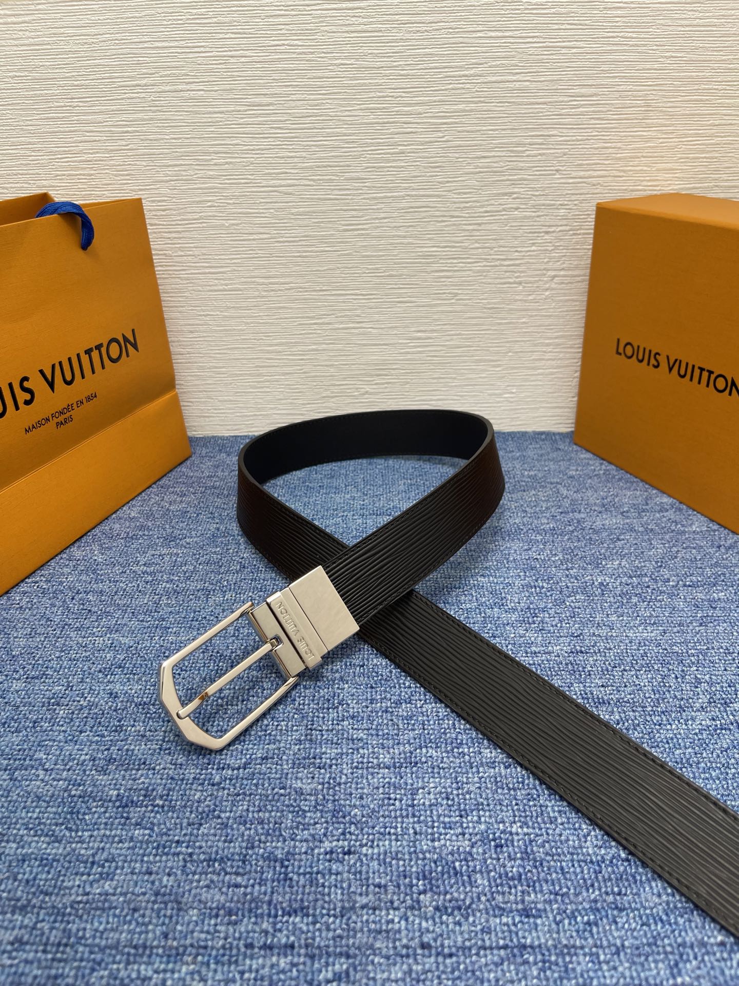 
【LOUIS VUITTON驴牌】：经典原单品质，搭配原单精品针扣，精工制作，细节看图，实物拍摄，高端