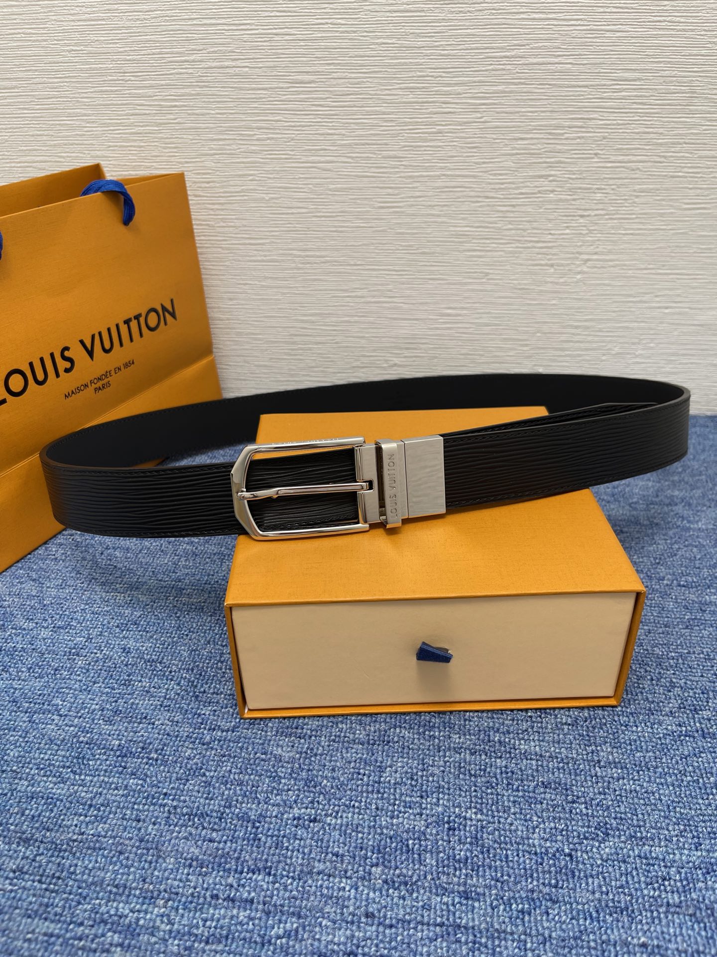 
【LOUIS VUITTON驴牌】：经典原单品质，搭配原单精品针扣，精工制作，细节看图，实物拍摄，高端