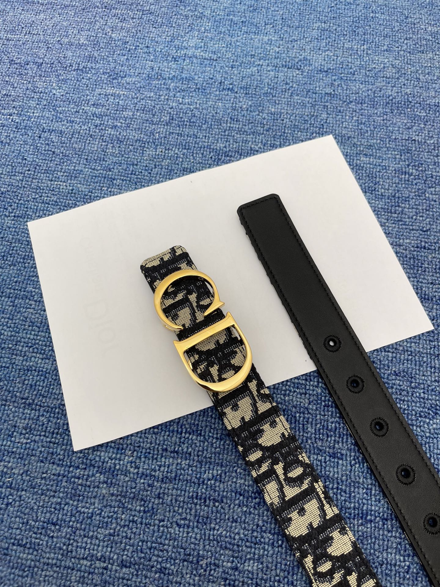 😍😍😍迪奥 3.0cm 
😍这款 Montaigne Avenue 腰带从同名手袋汲取灵感，采用黑色光滑