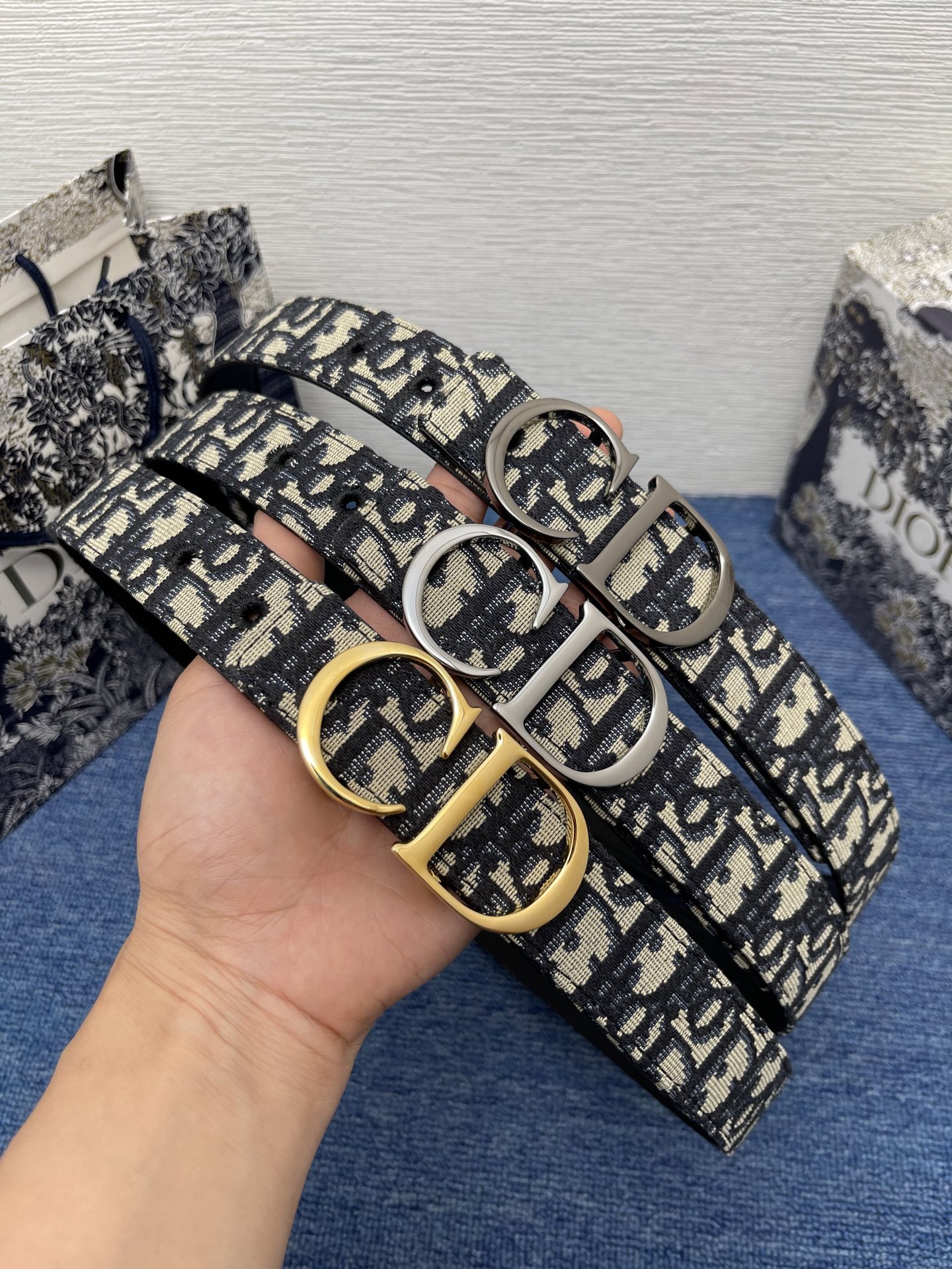 😍😍😍迪奥 3.0cm  
😍这款 Montaigne Avenue 腰带从同名手袋汲取灵感，采用黑色光