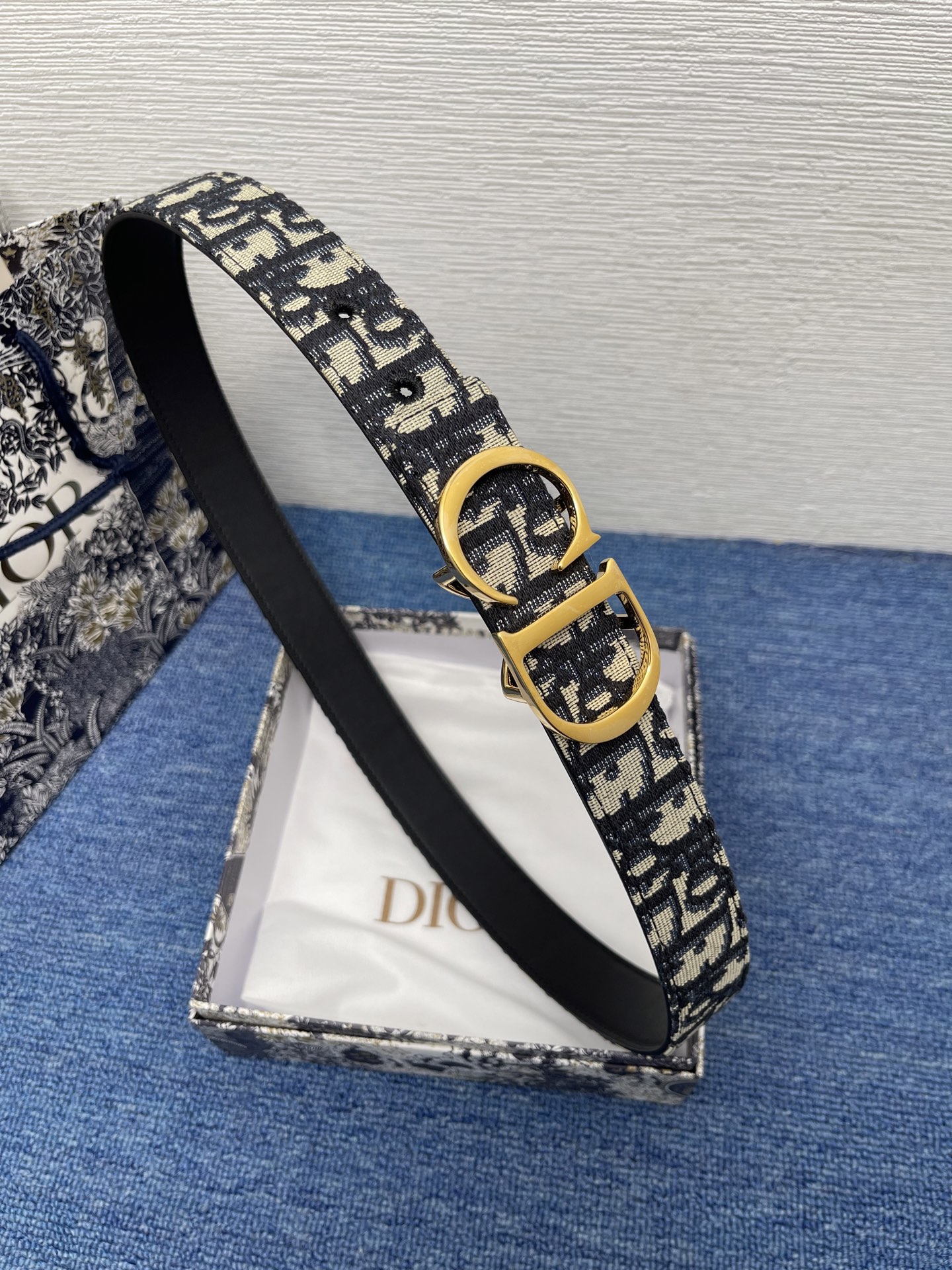 😍😍😍迪奥 3.0cm 
😍这款 Montaigne Avenue 腰带从同名手袋汲取灵感，采用黑色光滑