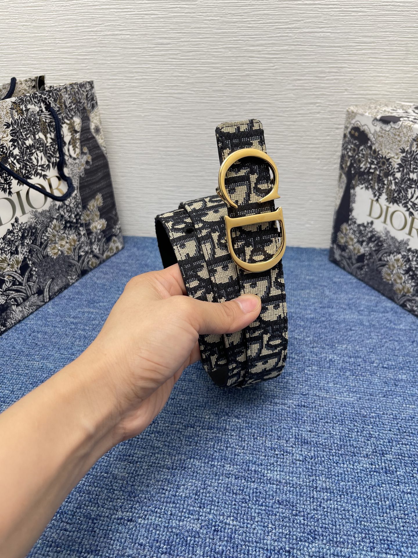😍😍😍迪奥 3.0cm 
😍这款 Montaigne Avenue 腰带从同名手袋汲取灵感，采用黑色光滑