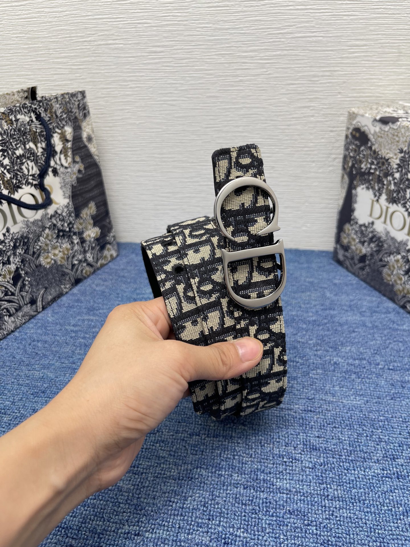 😍😍😍迪奥 3.0cm
😍这款 Montaigne Avenue 腰带从同名手袋汲取灵感,采用黑色光