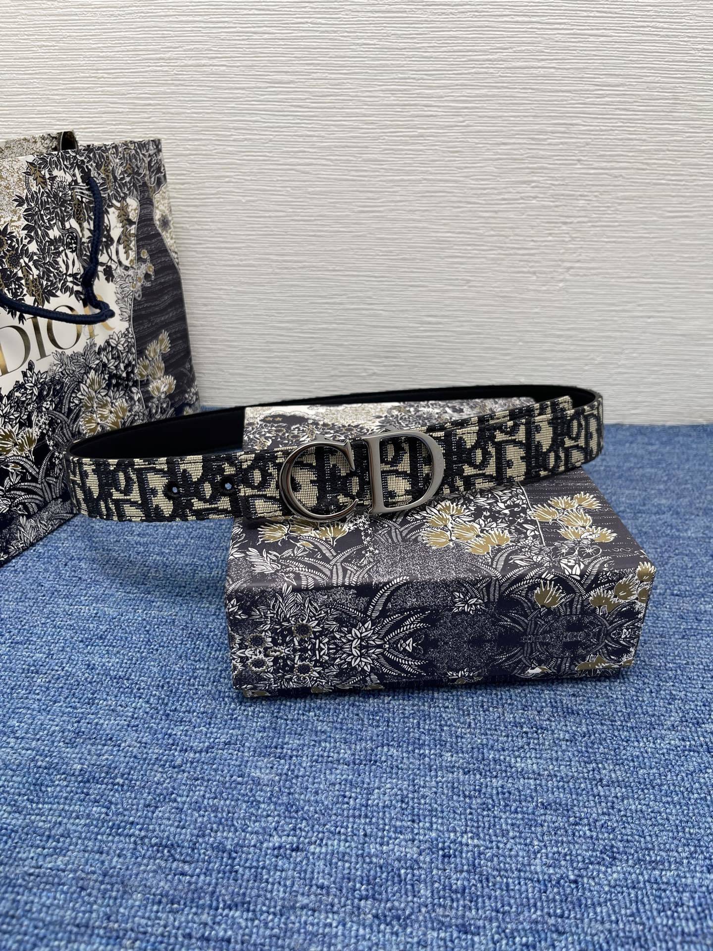 😍😍😍迪奥 3.0cm
😍这款 Montaigne Avenue 腰带从同名手袋汲取灵感,采用黑色光