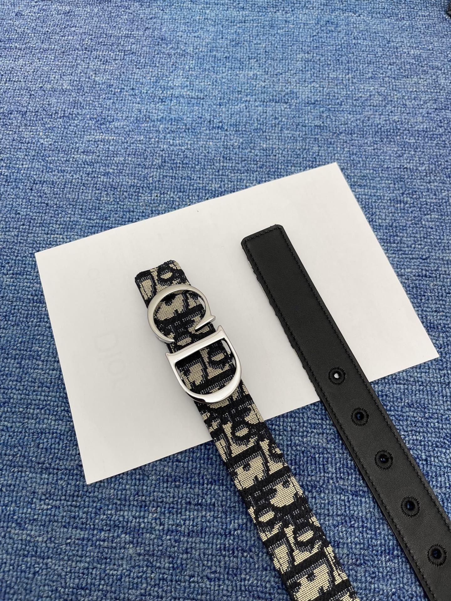 😍😍😍迪奥 3.0cm
😍这款 Montaigne Avenue 腰带从同名手袋汲取灵感,采用黑色光