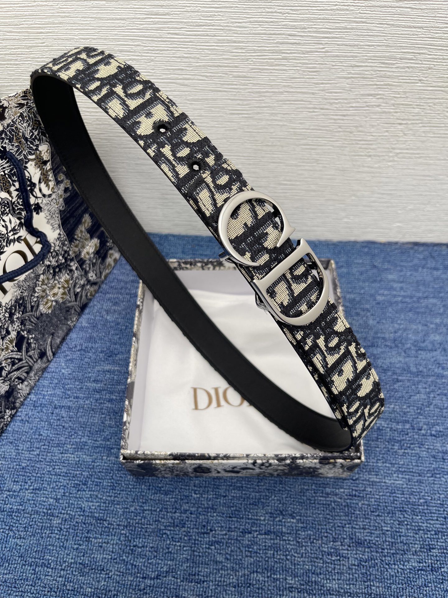 😍😍😍迪奥 3.0cm
😍这款 Montaigne Avenue 腰带从同名手袋汲取灵感,采用黑色光