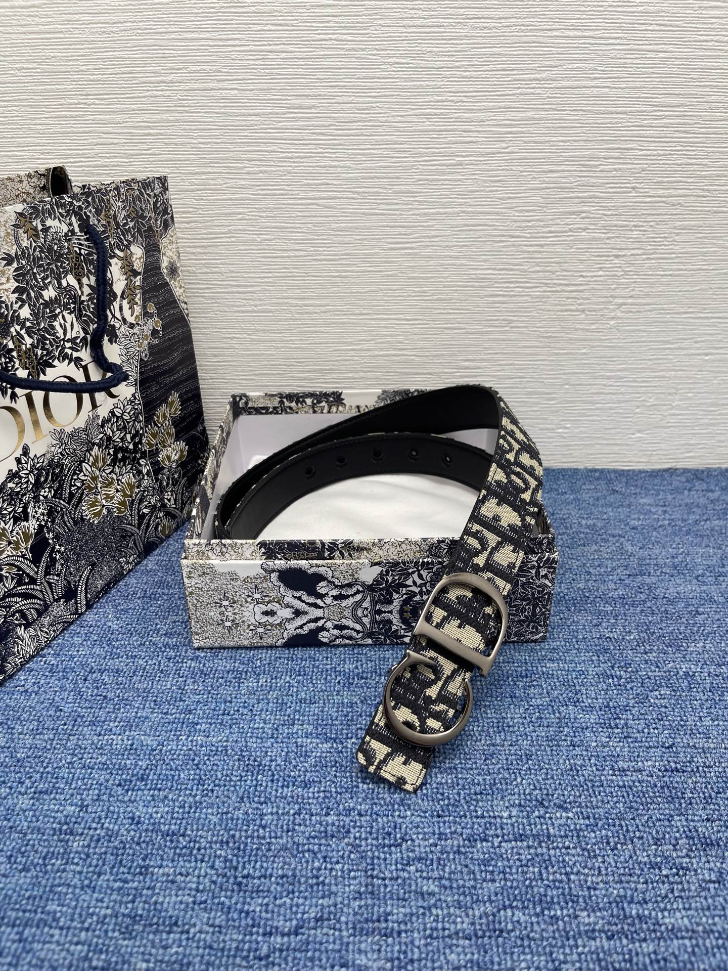 😍😍😍迪奥 3.0cm  
😍这款 Montaigne Avenue 腰带从同名手袋汲取灵感，采用黑色光