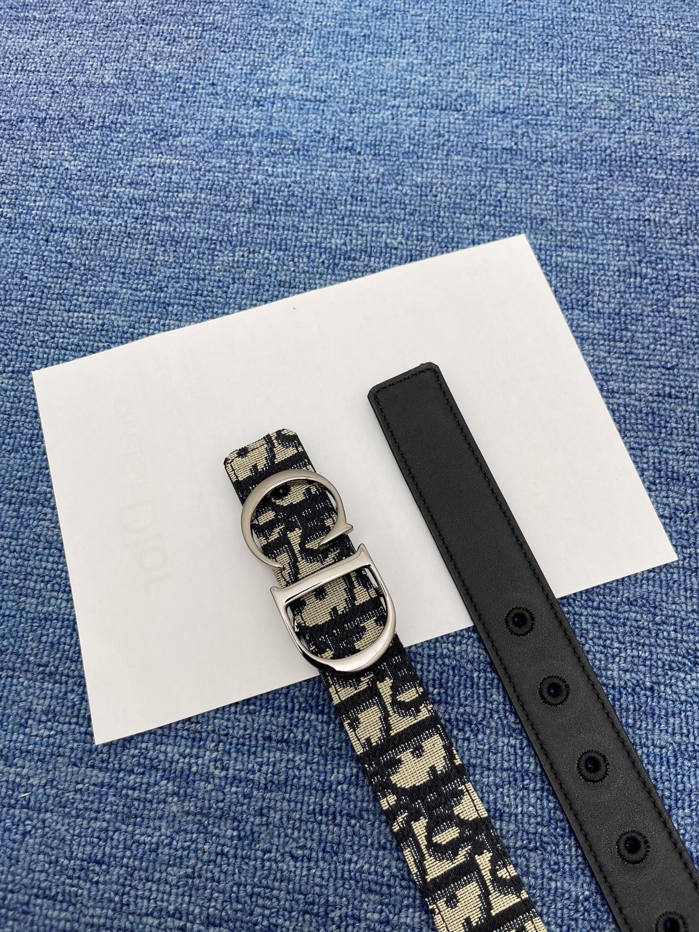 😍😍😍迪奥 3.0cm  
😍这款 Montaigne Avenue 腰带从同名手袋汲取灵感，采用黑色光