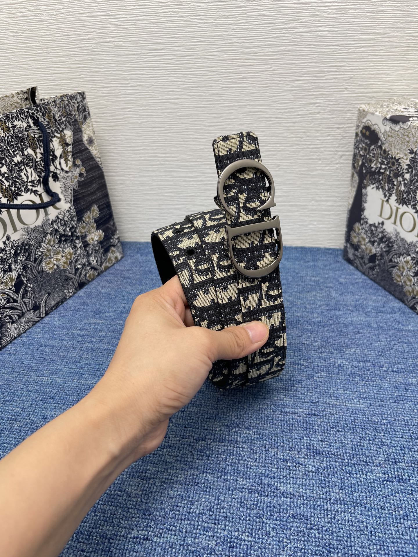 😍😍😍迪奥 3.0cm  
😍这款 Montaigne Avenue 腰带从同名手袋汲取灵感，采用黑色光