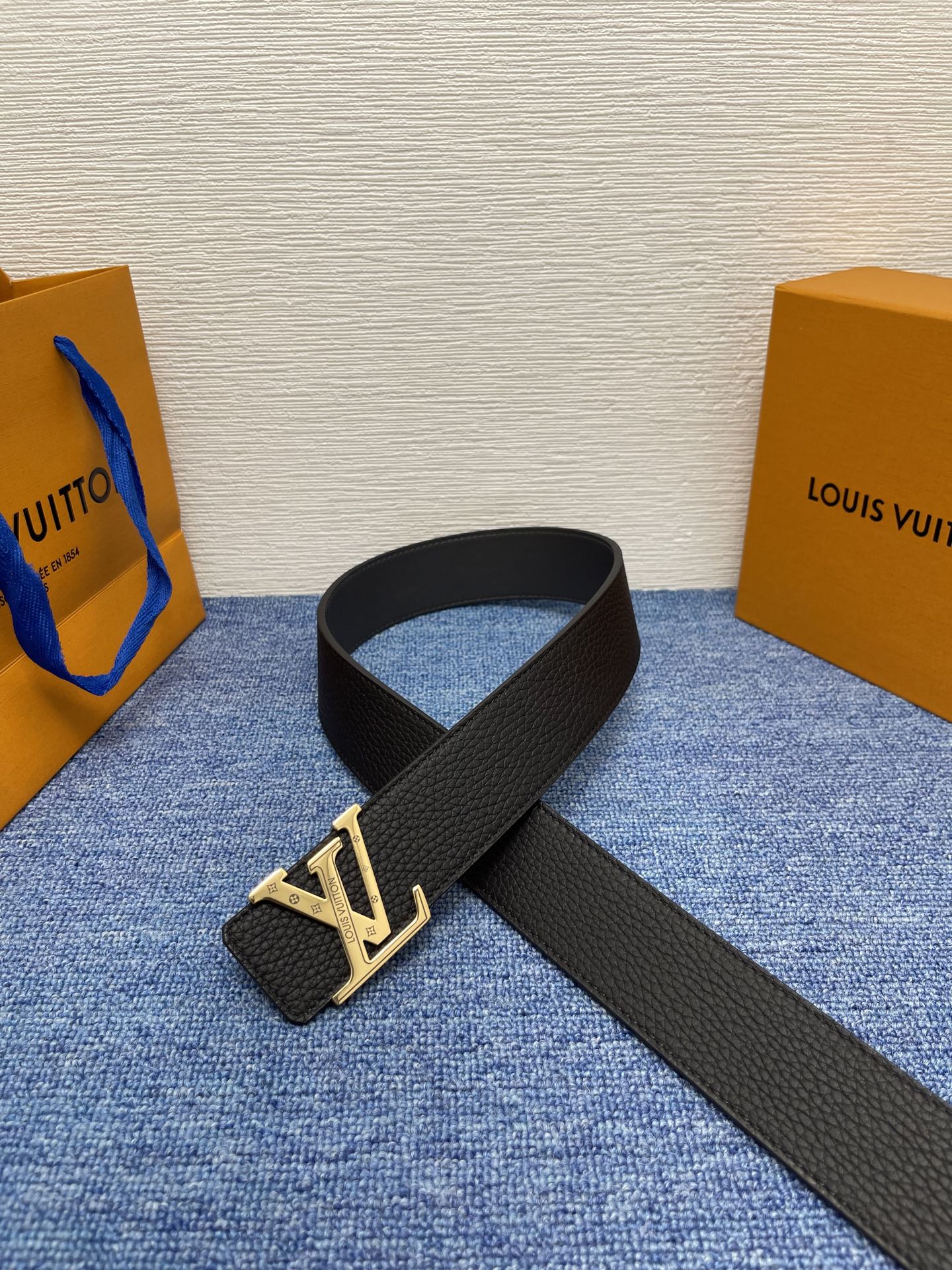 🔴 【品牌】LV  4．0cm 
🔴 【描述】这款饰有LV带扣的腰带配以水牛皮衬里，覆以Monogram