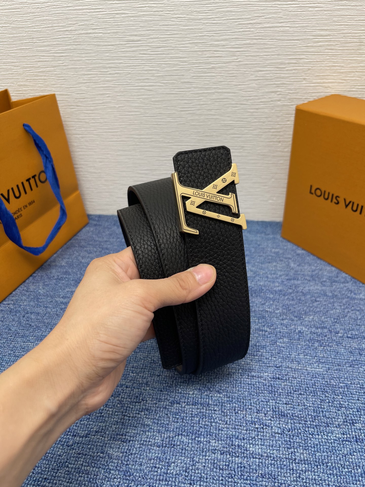 🔴 【品牌】LV  4．0cm 
🔴 【描述】这款饰有LV带扣的腰带配以水牛皮衬里，覆以Monogram