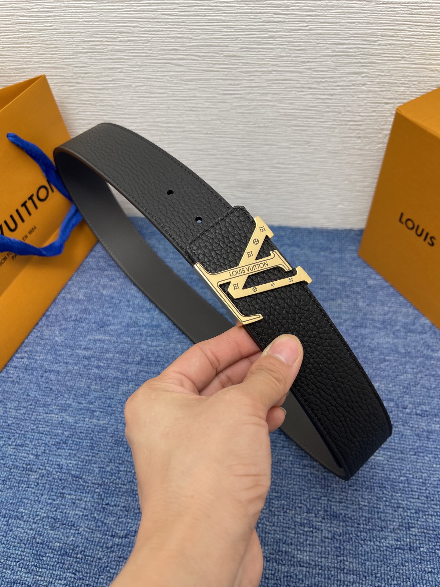 🔴 【品牌】LV  4．0cm 
🔴 【描述】这款饰有LV带扣的腰带配以水牛皮衬里，覆以Monogram