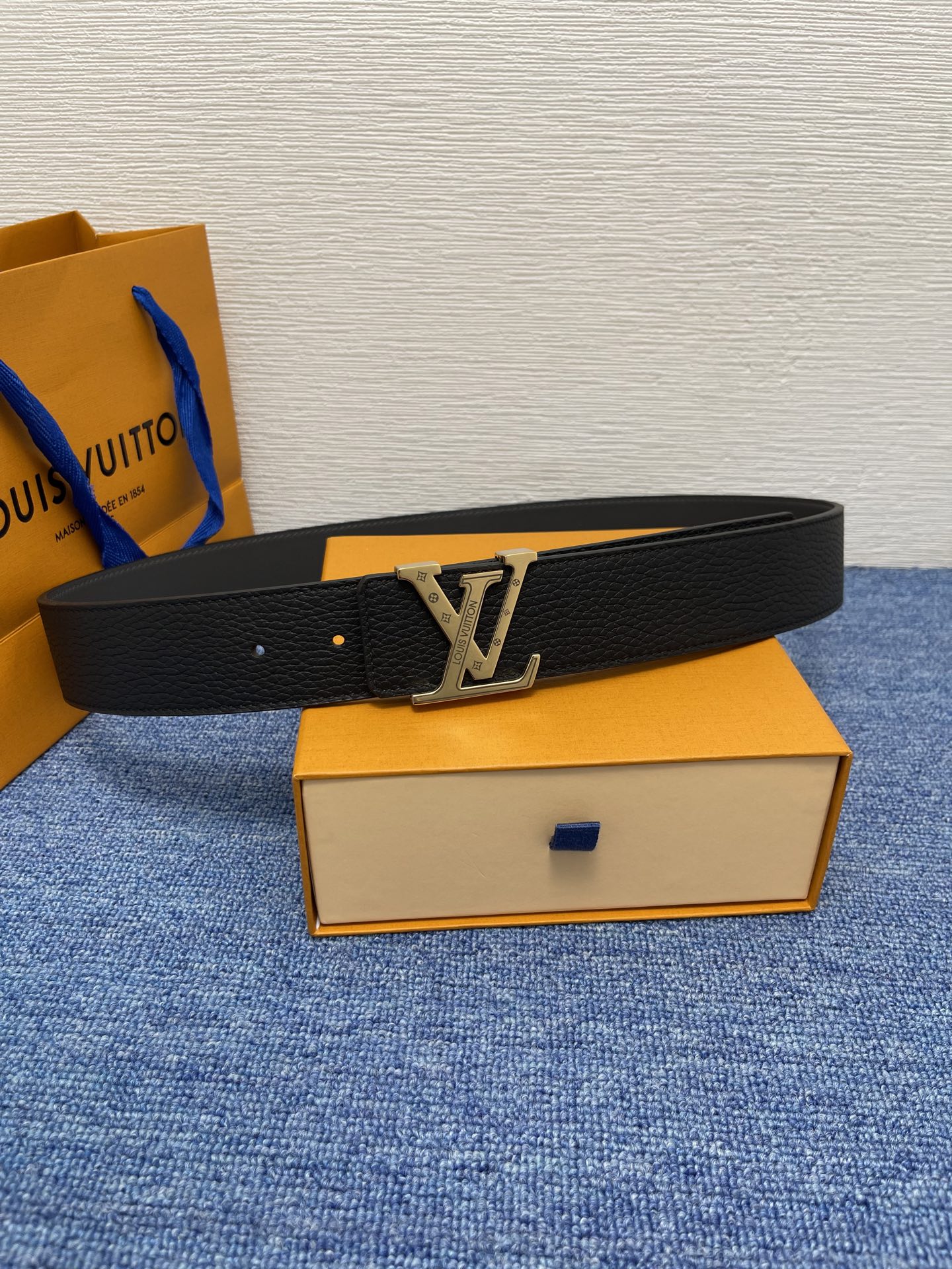 🔴 【品牌】LV  4．0cm 
🔴 【描述】这款饰有LV带扣的腰带配以水牛皮衬里，覆以Monogram