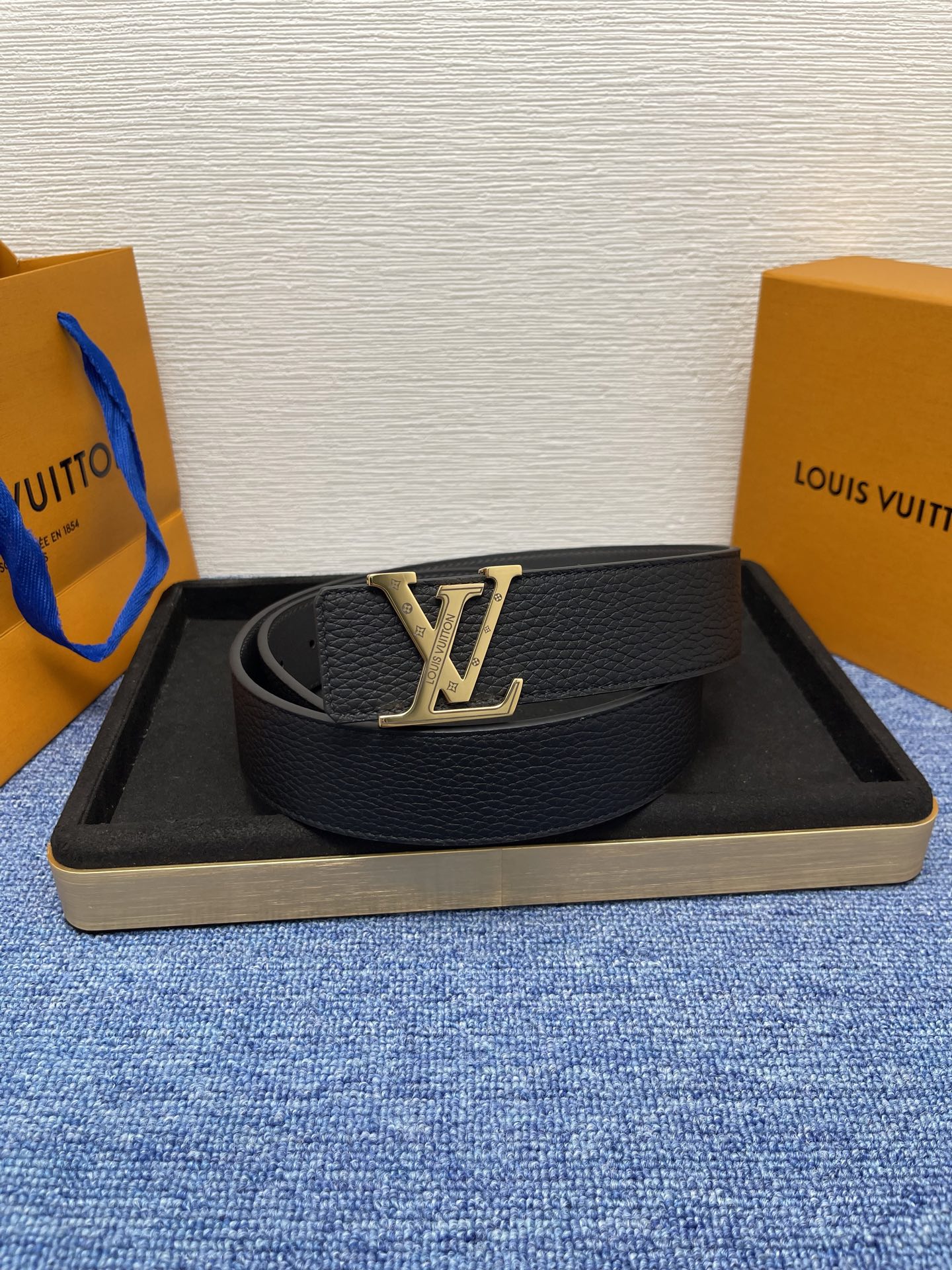 🔴 【品牌】LV  4．0cm 
🔴 【描述】这款饰有LV带扣的腰带配以水牛皮衬里，覆以Monogram