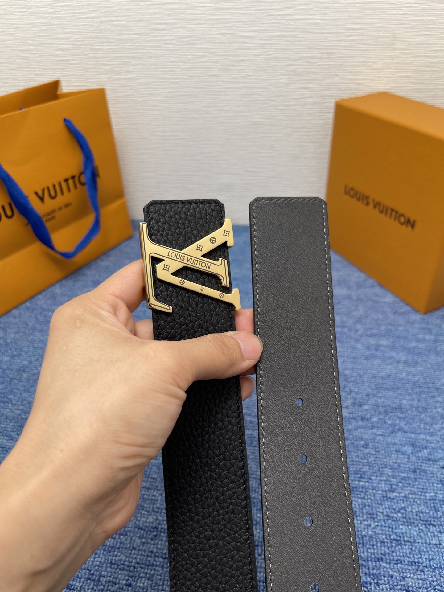 🔴 【品牌】LV  4．0cm 
🔴 【描述】这款饰有LV带扣的腰带配以水牛皮衬里，覆以Monogram