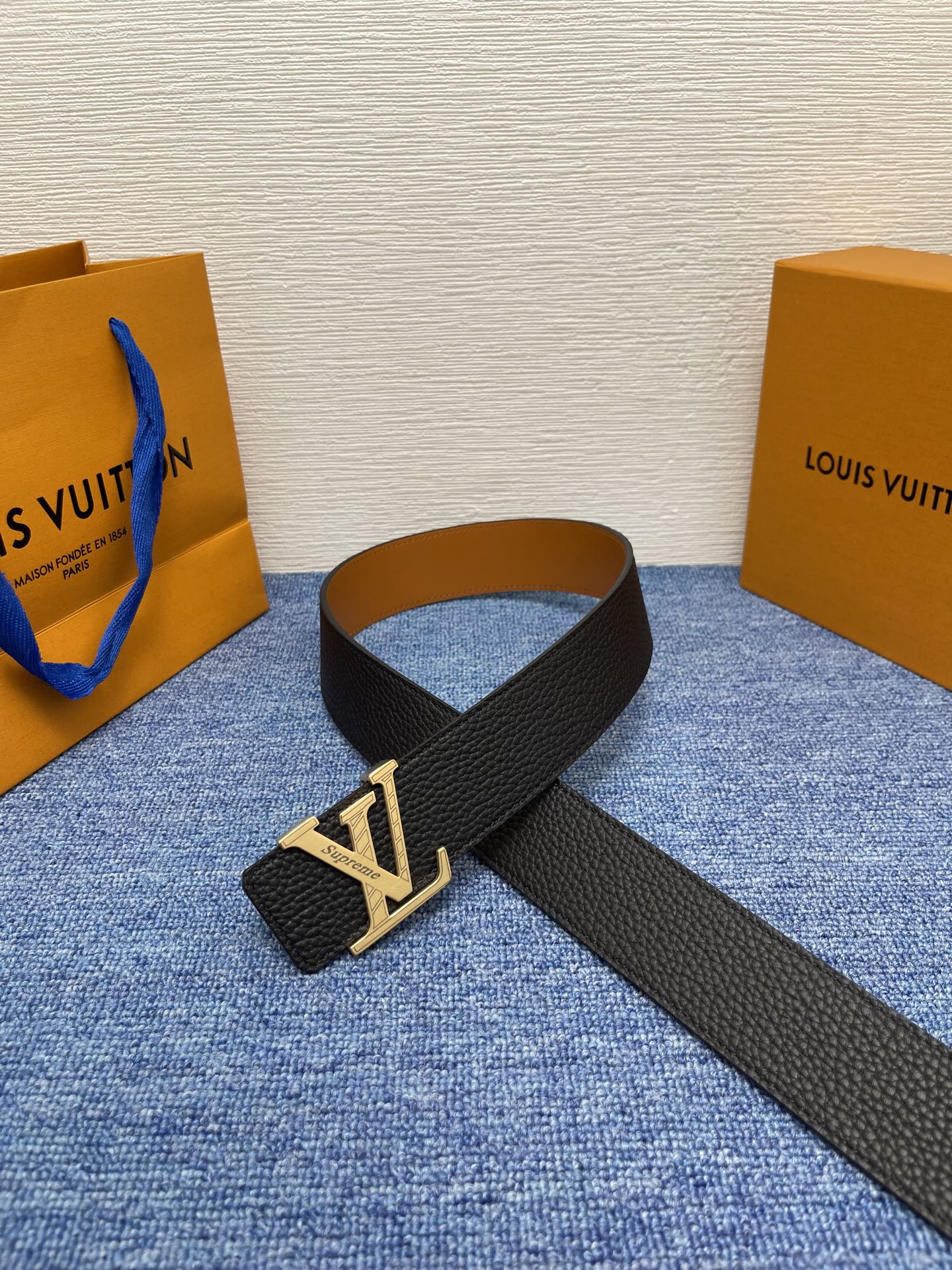 🔴 【品牌】LV  4．0cm 
🔴 【描述】这款饰有LV带扣的腰带配以水牛皮衬里，覆以Monogram