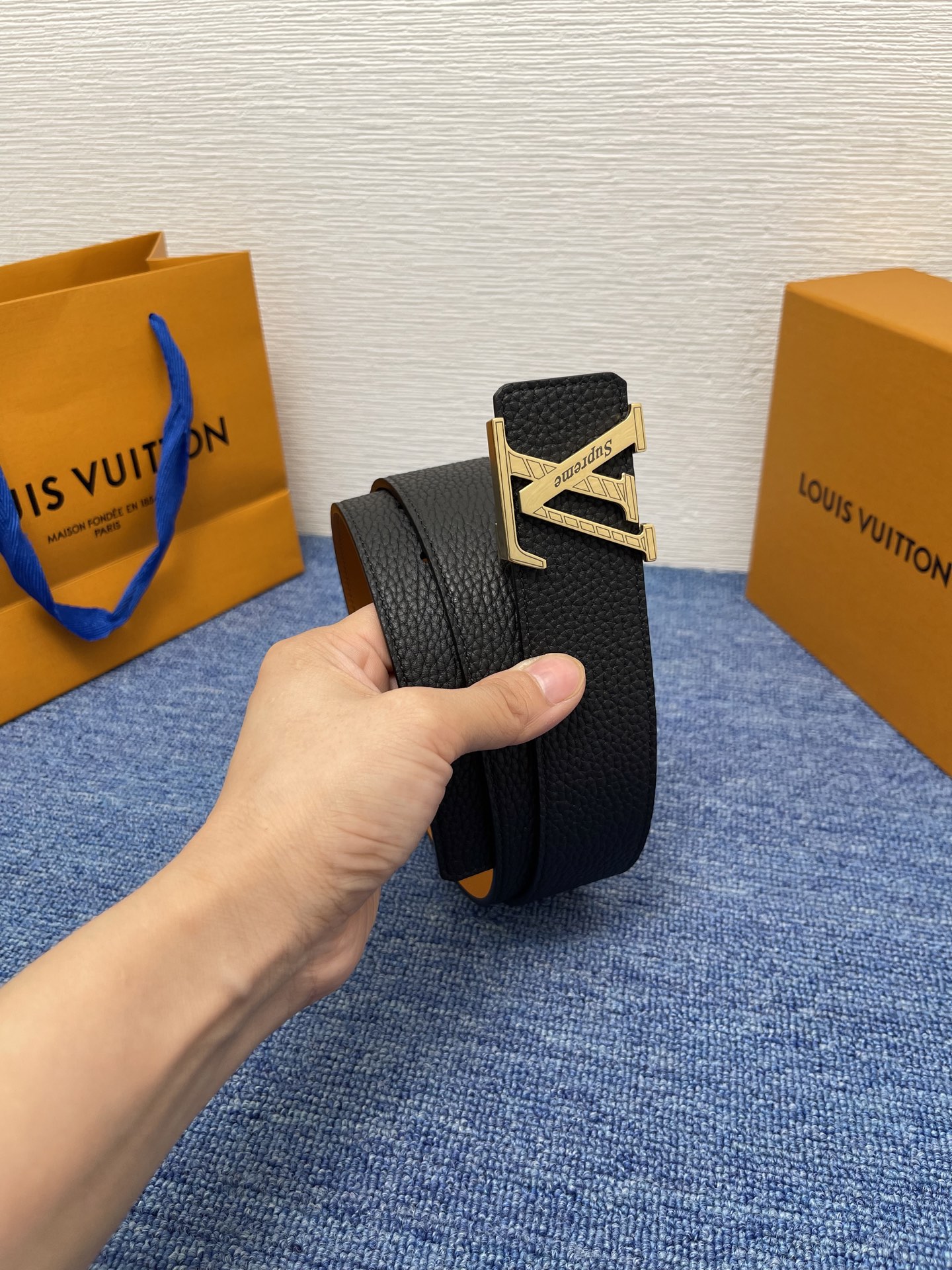 🔴 【品牌】LV  4．0cm 
🔴 【描述】这款饰有LV带扣的腰带配以水牛皮衬里，覆以Monogram