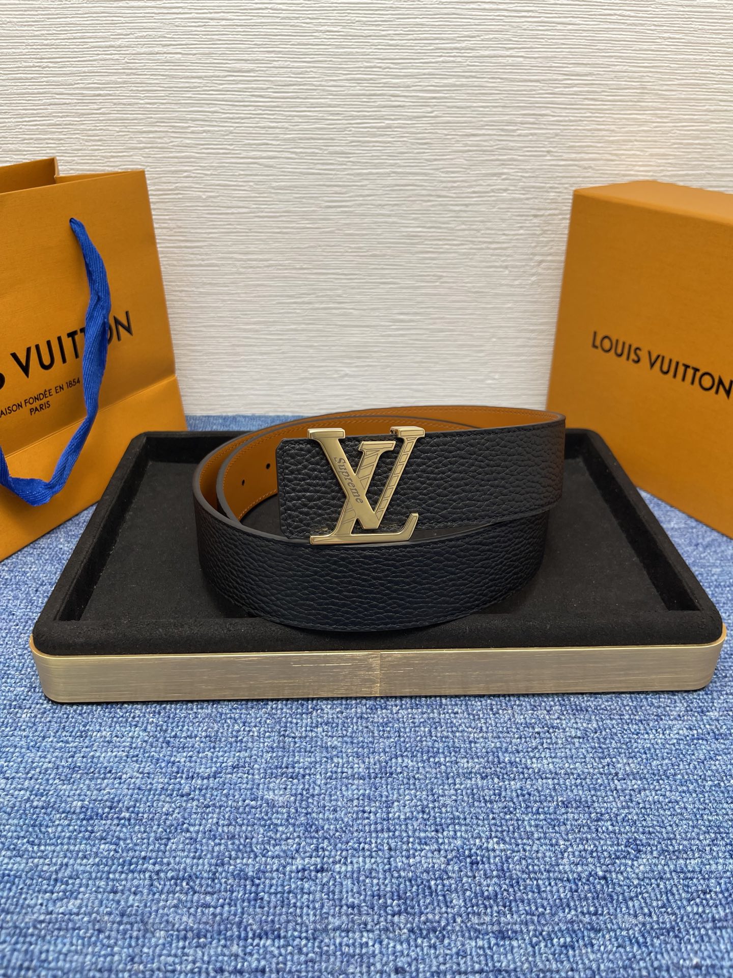 🔴 【品牌】LV  4．0cm 
🔴 【描述】这款饰有LV带扣的腰带配以水牛皮衬里，覆以Monogram