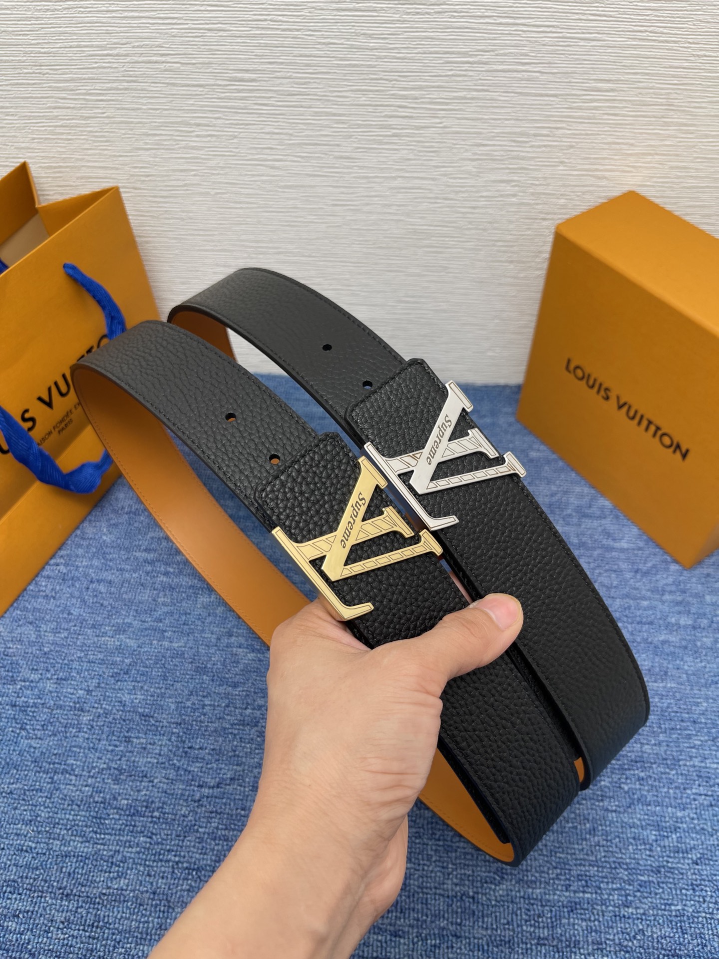 🔴 【品牌】LV  4．0cm 
🔴 【描述】这款饰有LV带扣的腰带配以水牛皮衬里，覆以Monogram