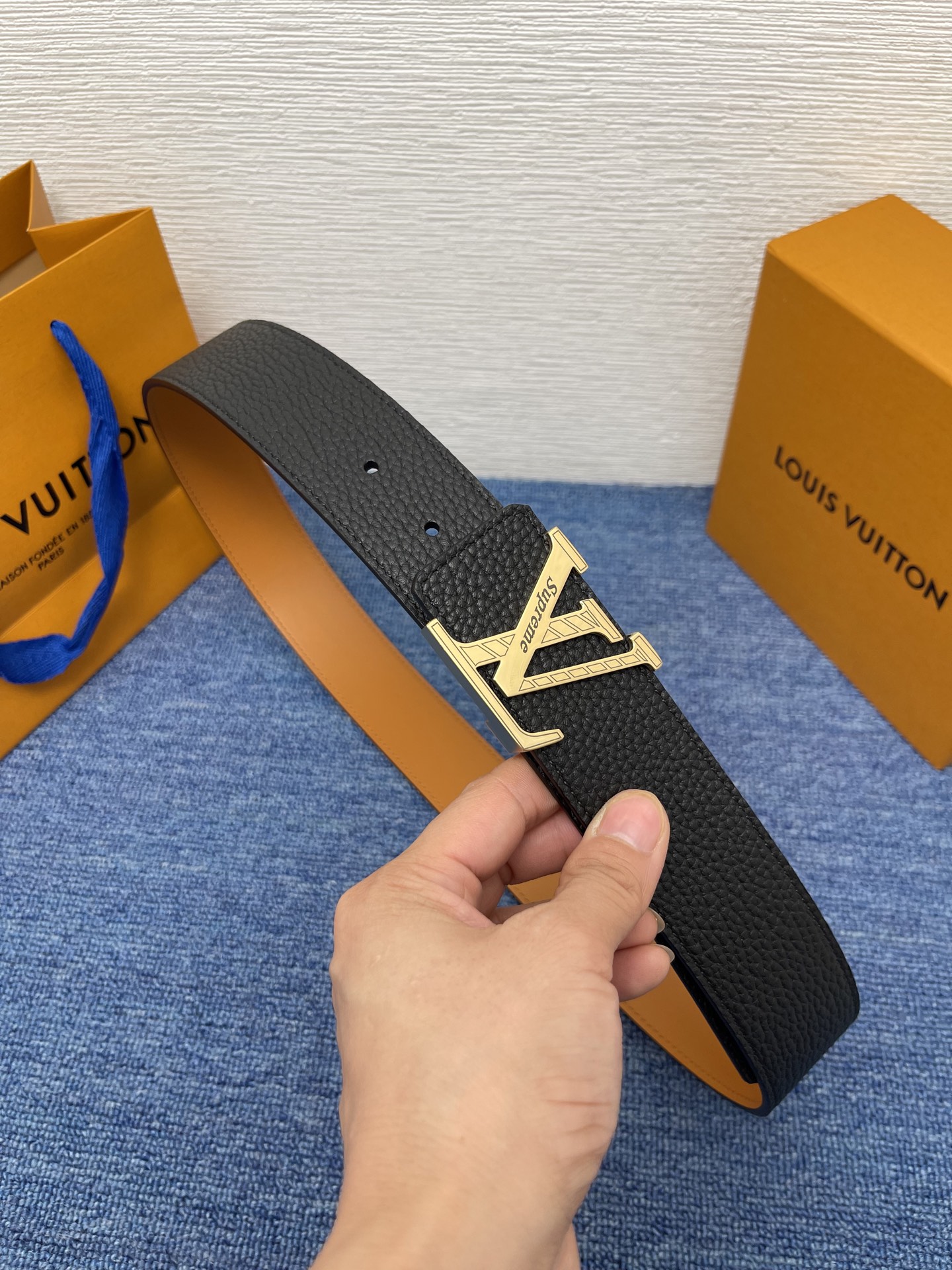 🔴 【品牌】LV  4．0cm 
🔴 【描述】这款饰有LV带扣的腰带配以水牛皮衬里，覆以Monogram