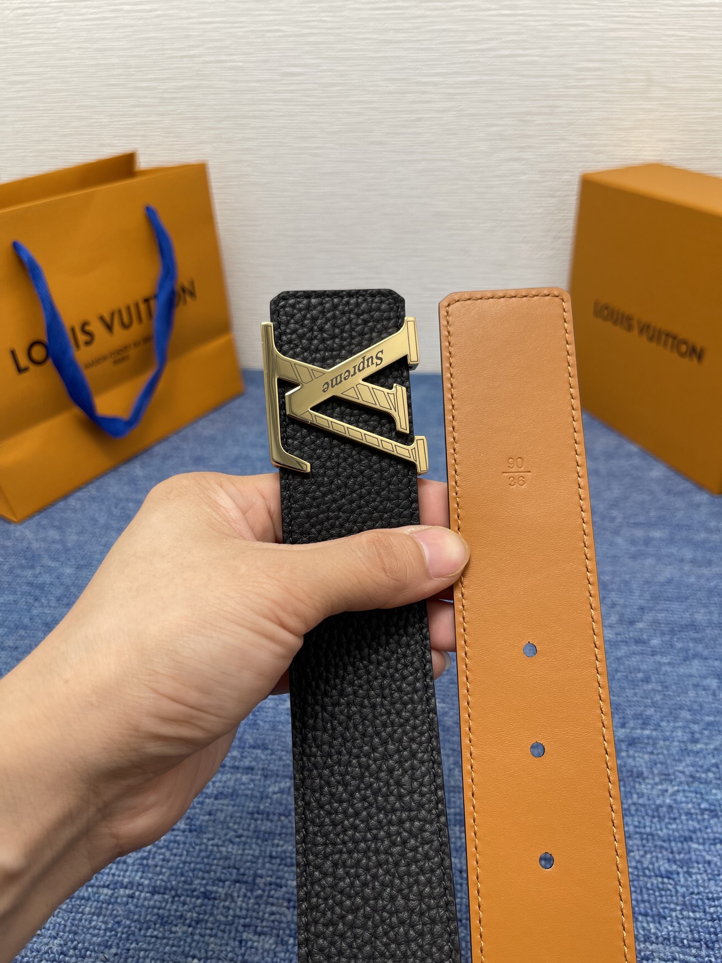 🔴 【品牌】LV  4．0cm 
🔴 【描述】这款饰有LV带扣的腰带配以水牛皮衬里，覆以Monogram
