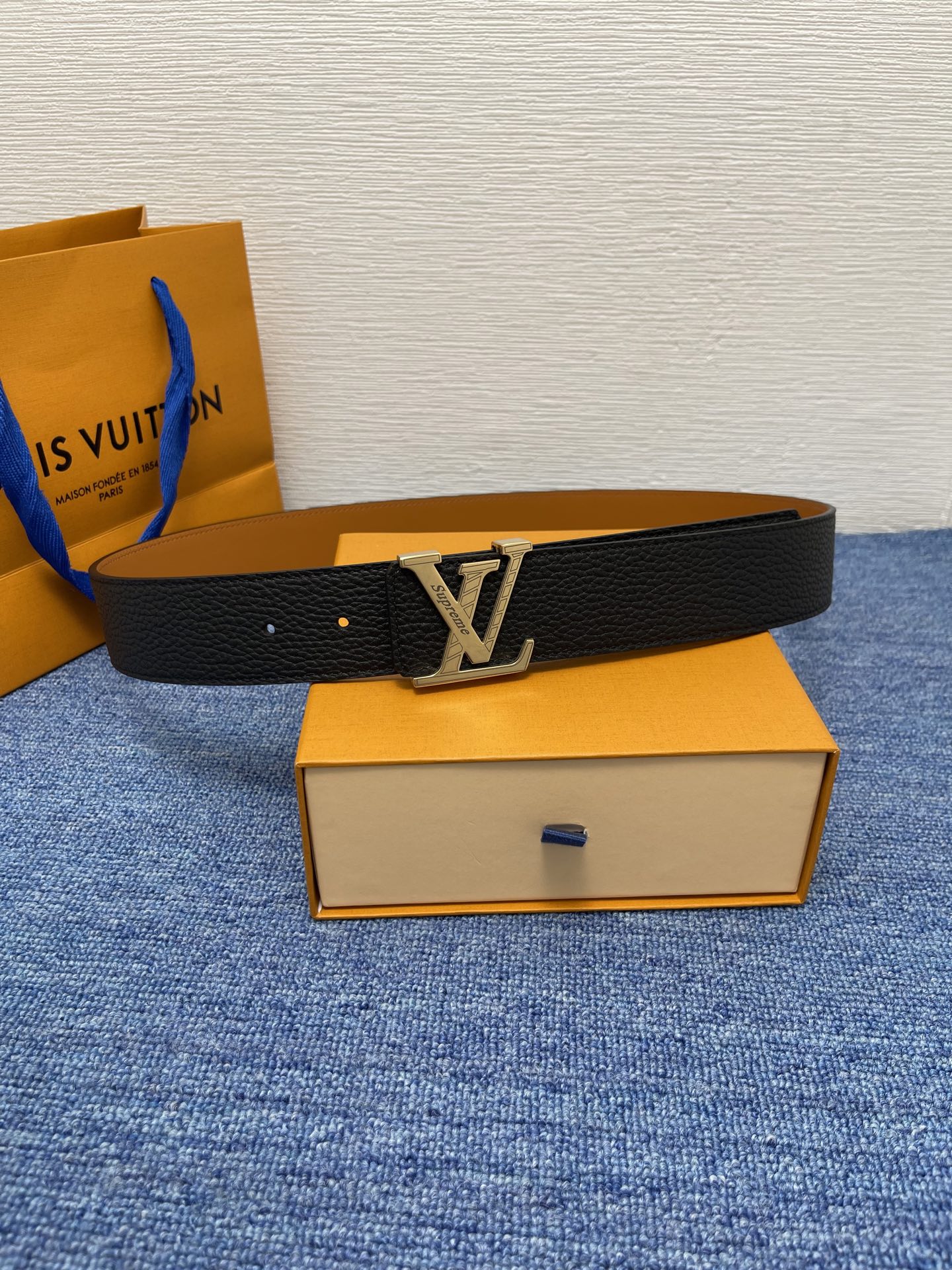 🔴 【品牌】LV  4．0cm 
🔴 【描述】这款饰有LV带扣的腰带配以水牛皮衬里，覆以Monogram